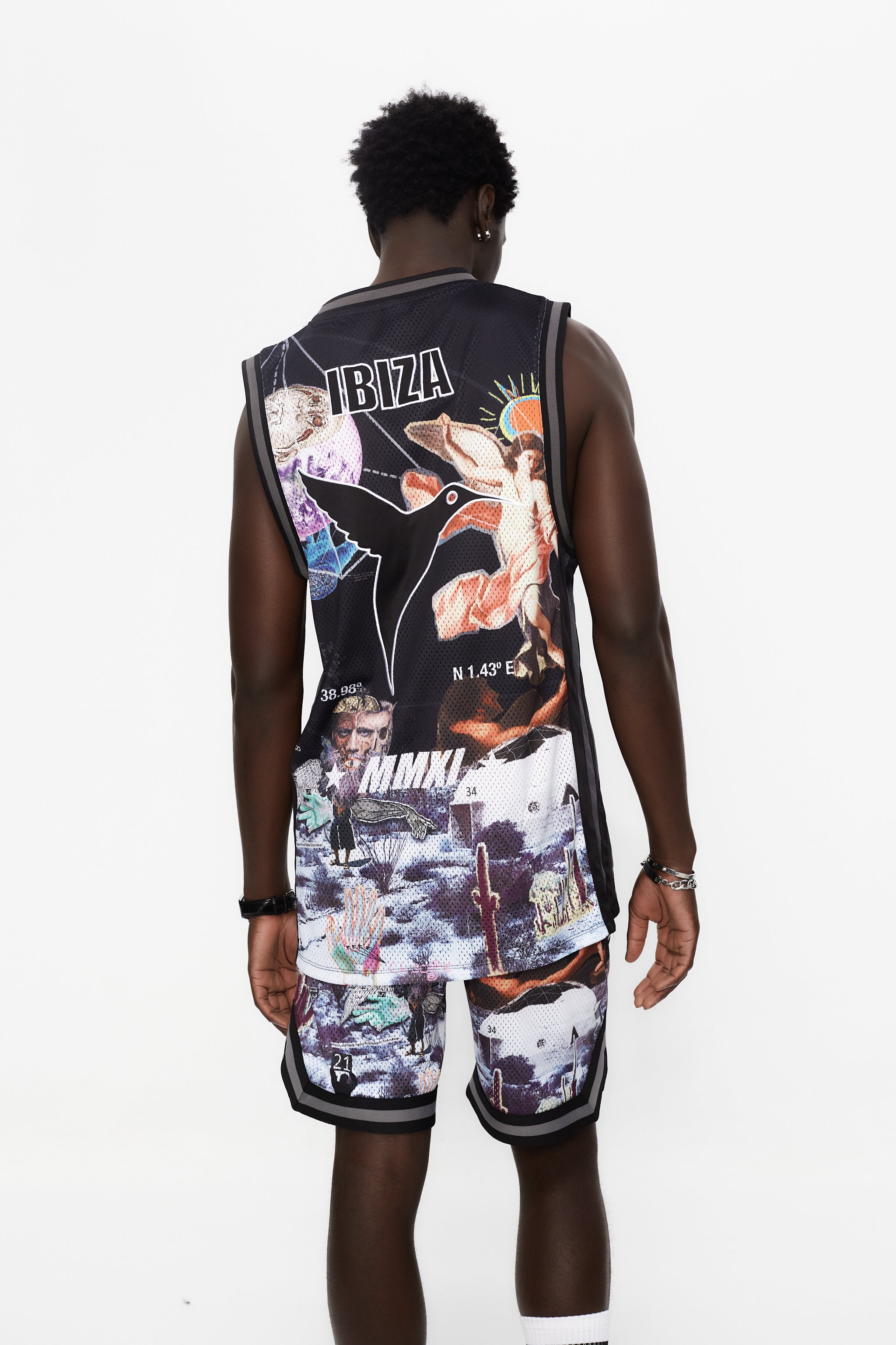 Basketball shirt made of mesh fabric, lightweight and breathable. Round neck and ribbed armhole sleeves. Contrast combined print and application detail on front and back. Patch on the front.
USHUAÏA x ANDREA MARCACCINI