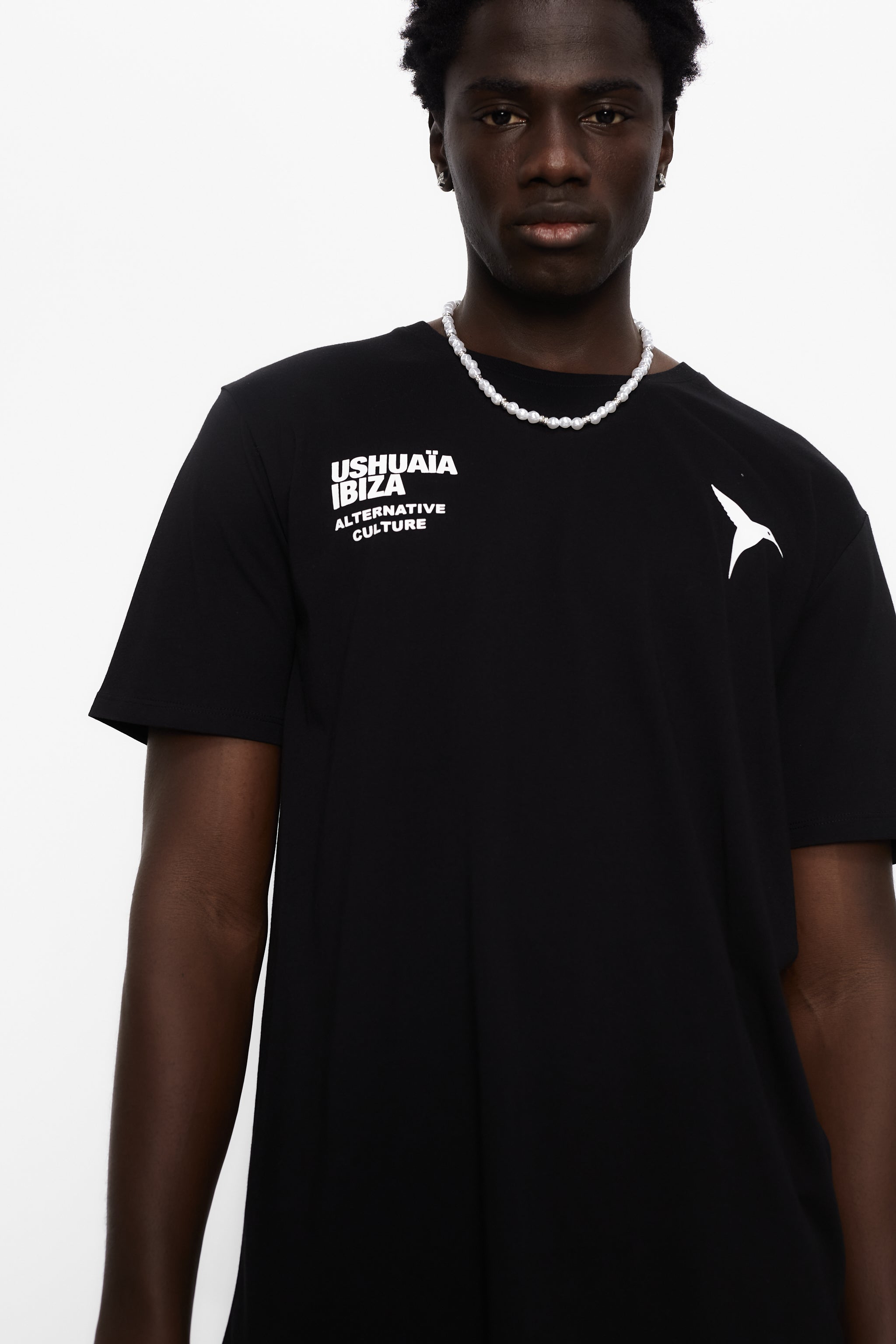 Regular fit t-shirt with round neck and short sleeves. Contrast combined print detail on the front.