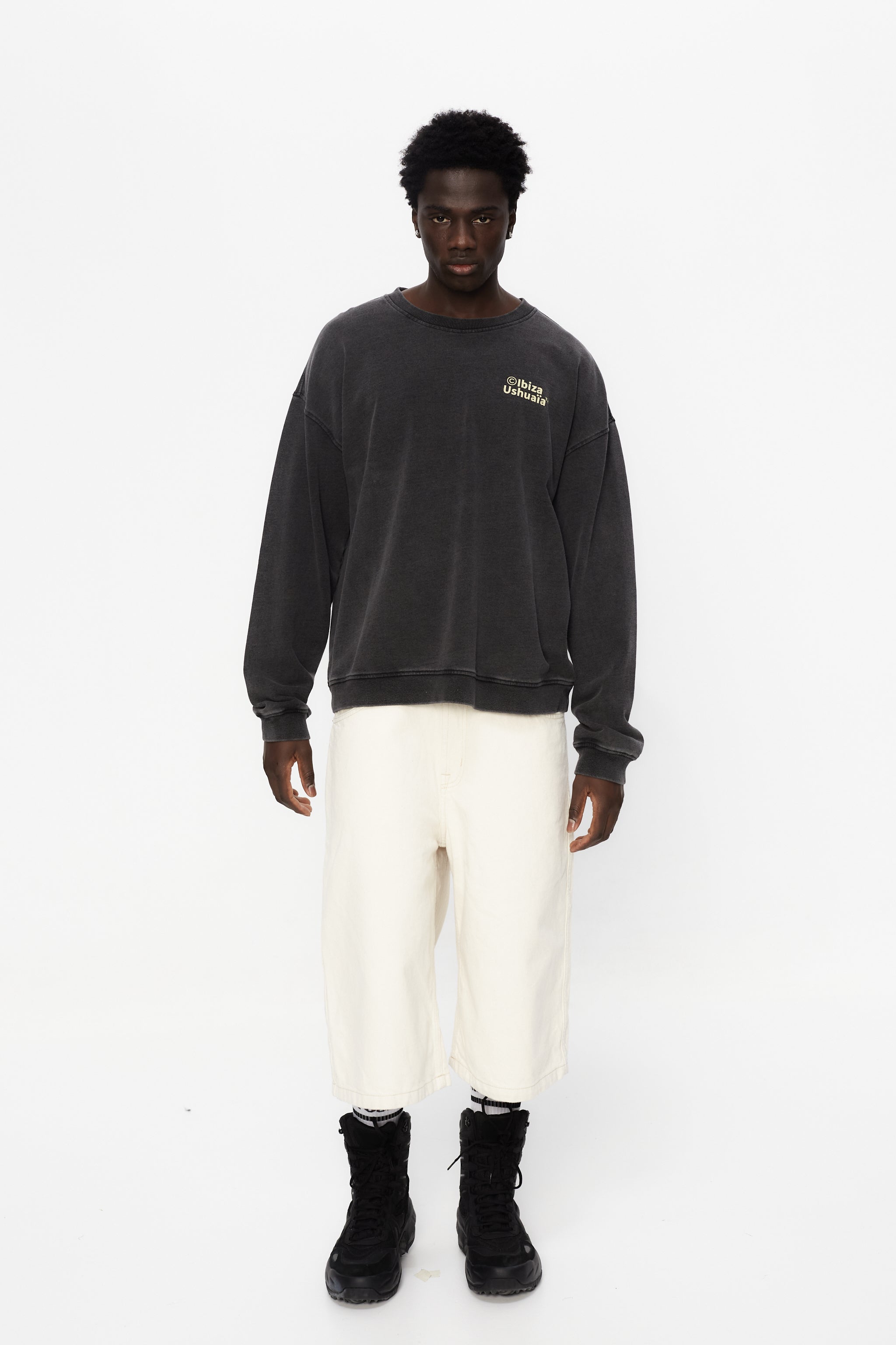 Oversized sweatshirt with round neck and long sleeves with enzyme wash and fade out. Contrast combined print detail on the front and back. Ribbed finishes