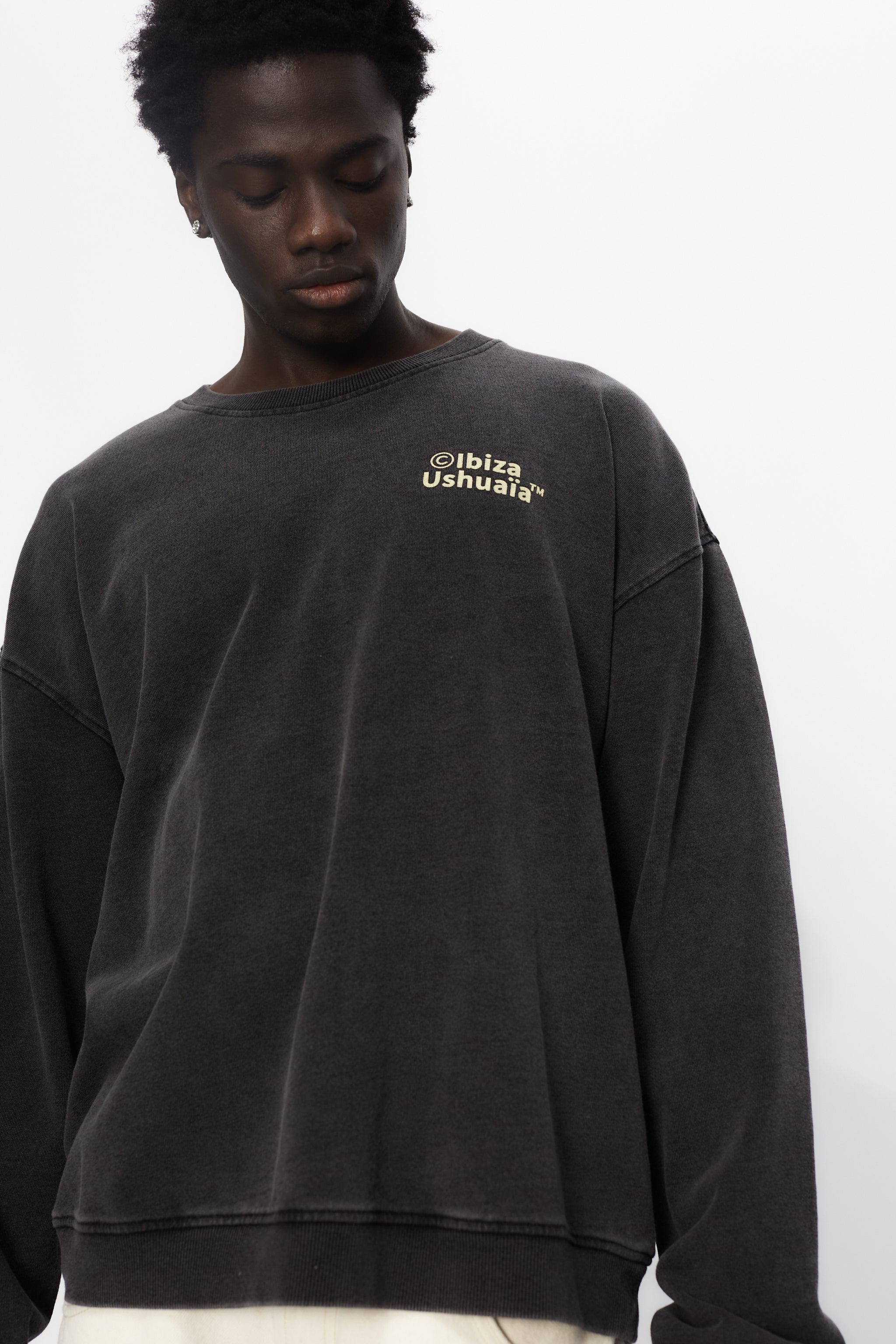 Oversized sweatshirt with round neck and long sleeves with enzyme wash and fade out. Contrast combined print detail on the front and back. Ribbed finishes