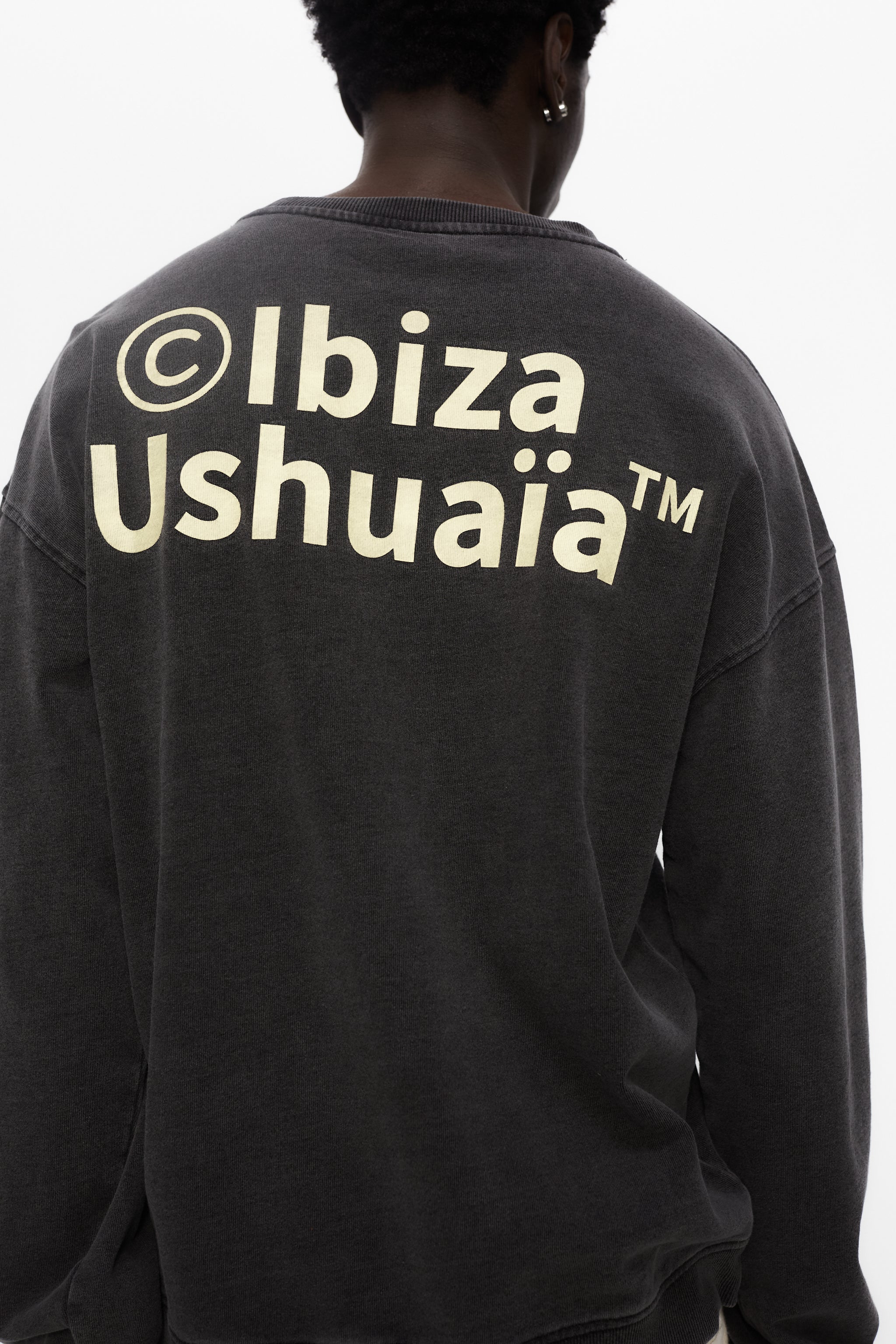 Oversized sweatshirt with round neck and long sleeves with enzyme wash and fade out. Contrast combined print detail on the front and back. Ribbed finishes