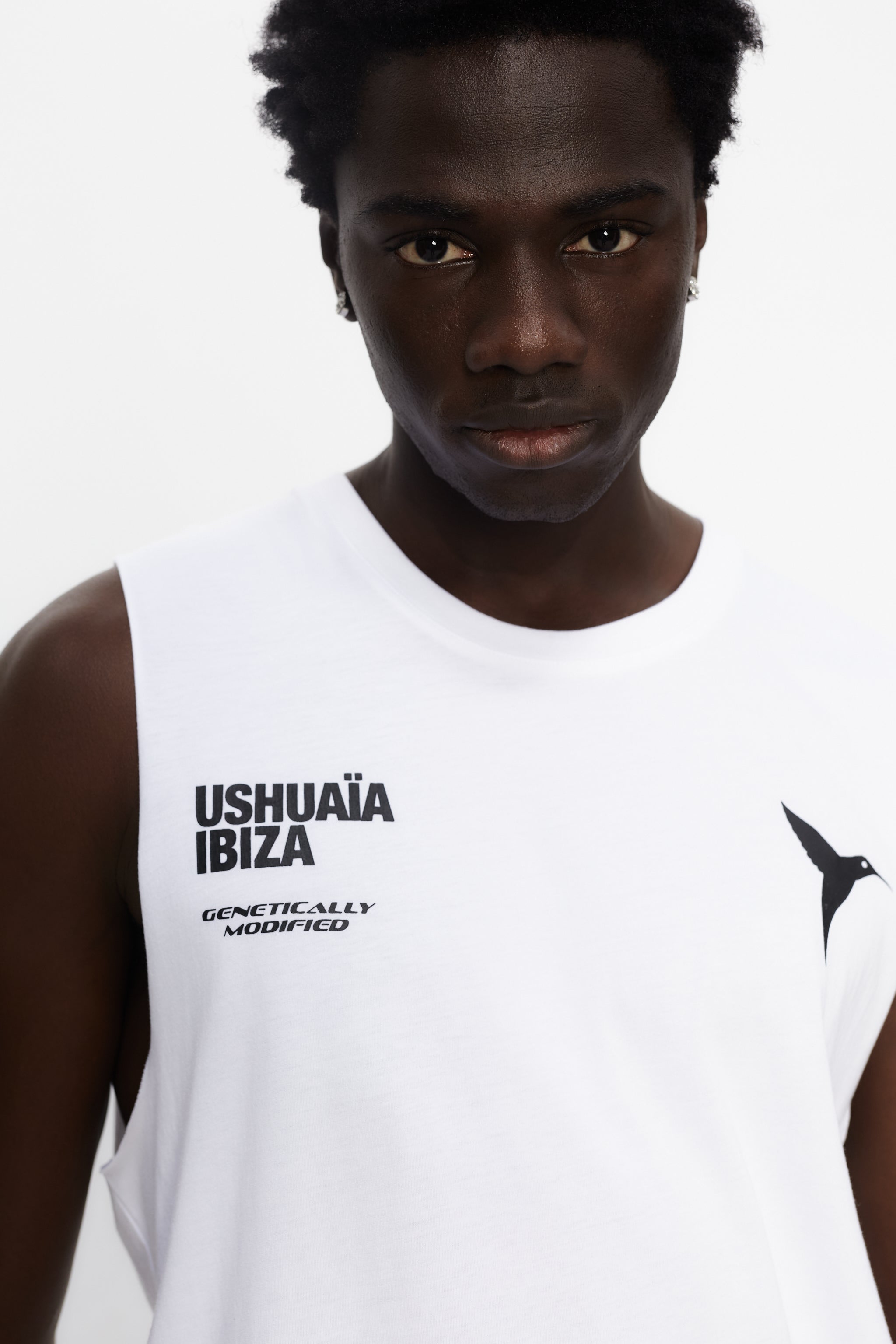 Round neck t-shirt with armhole sleeves. Contrast combined print detail on front and back