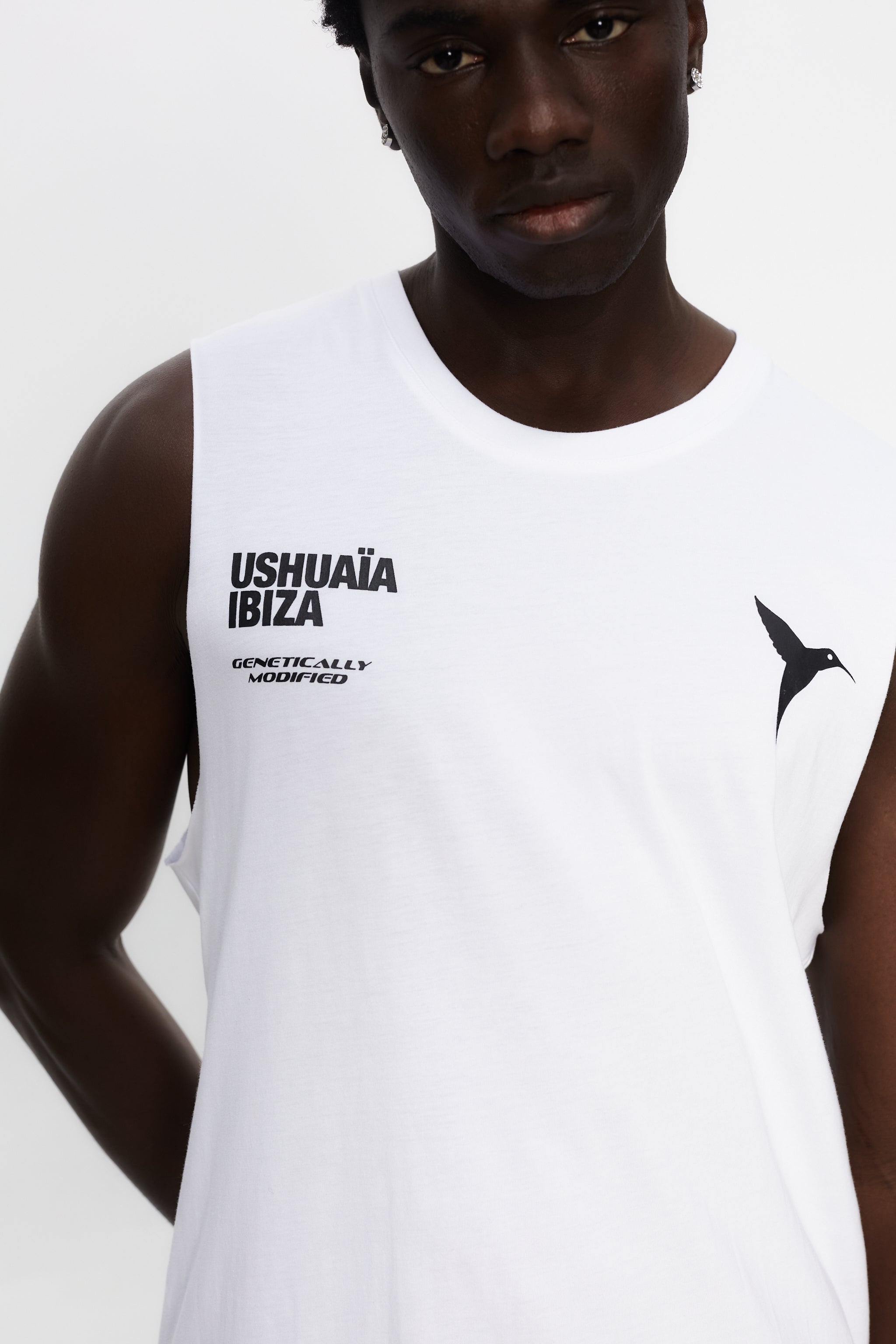 Round neck t-shirt with armhole sleeves. Contrast combined print detail on front and back