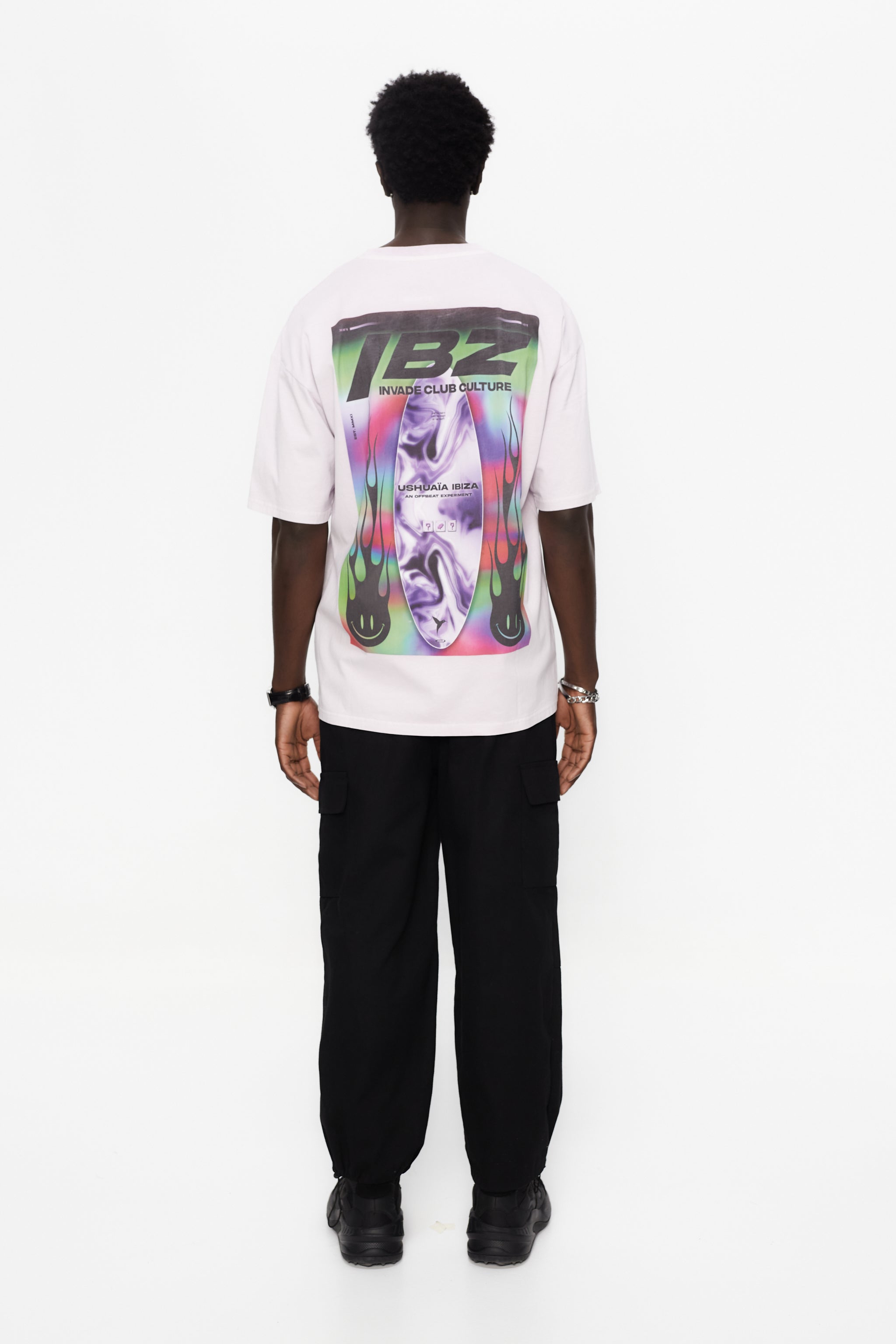 Oversized t-shirt with round neck and short sleeves. Contrast combined print detail on front and back.