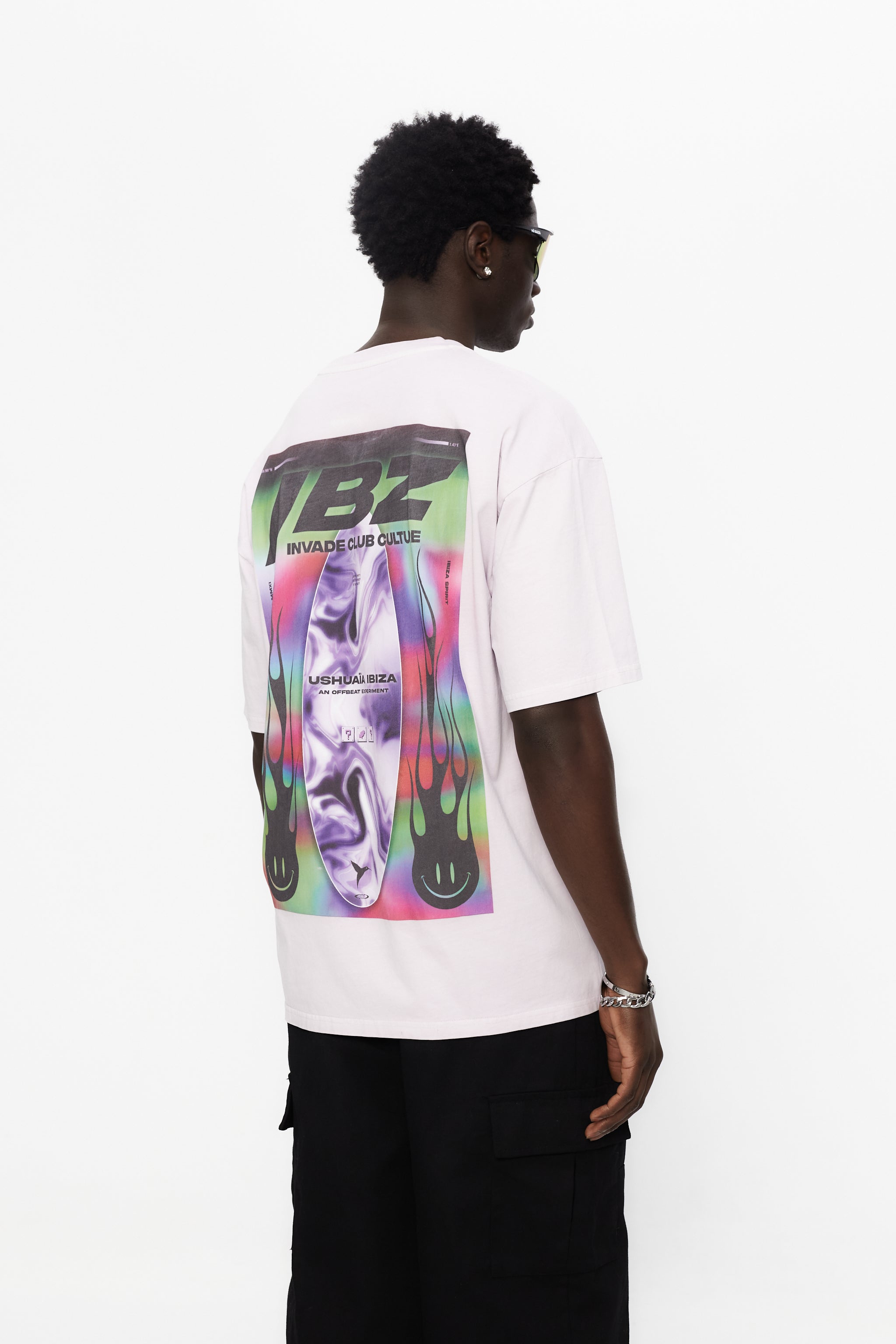 Oversized t-shirt with round neck and short sleeves. Contrast combined print detail on front and back.