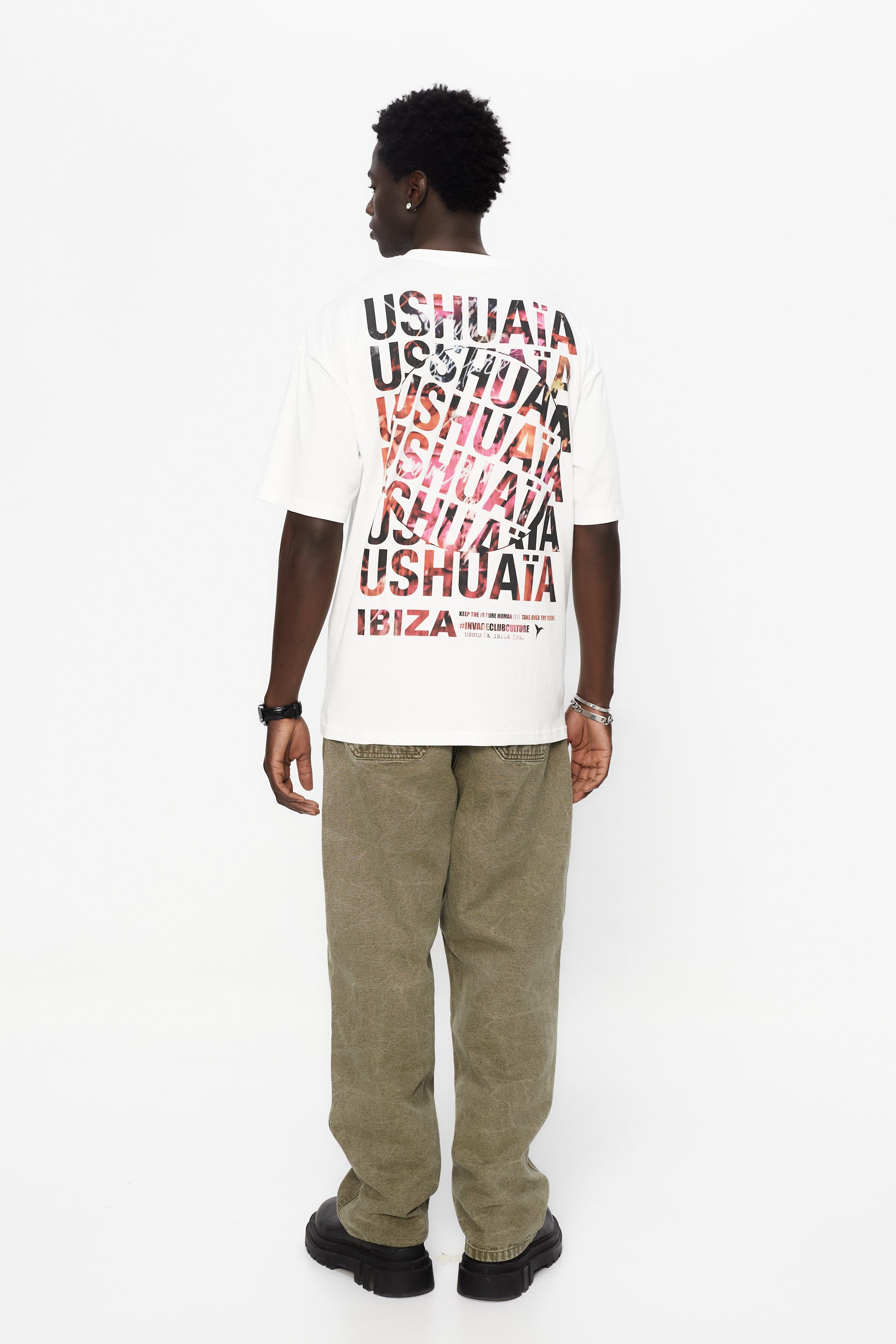Oversized t-shirt with round neck and short sleeves. Contrast combined print detail on front and back