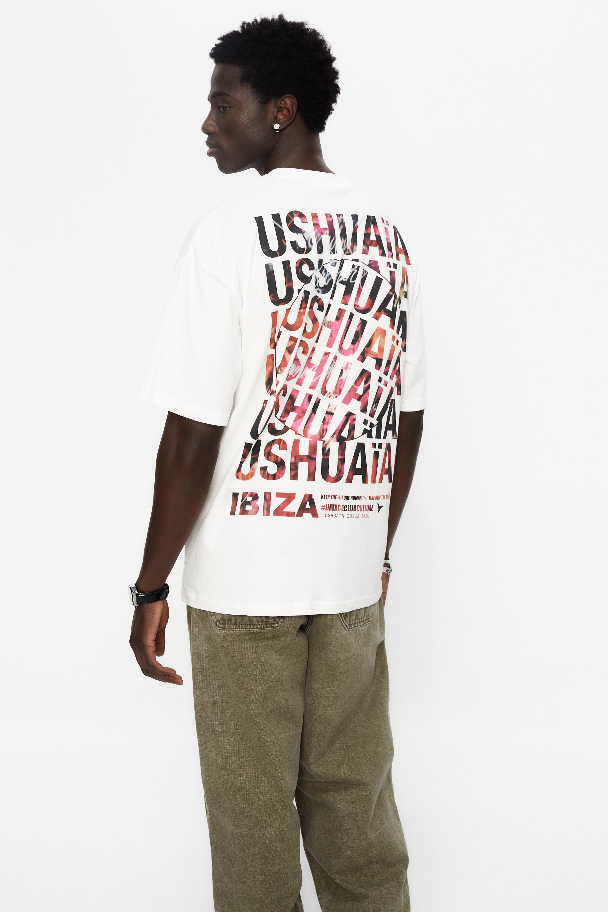 Oversized t-shirt with round neck and short sleeves. Contrast combined print detail on front and back
