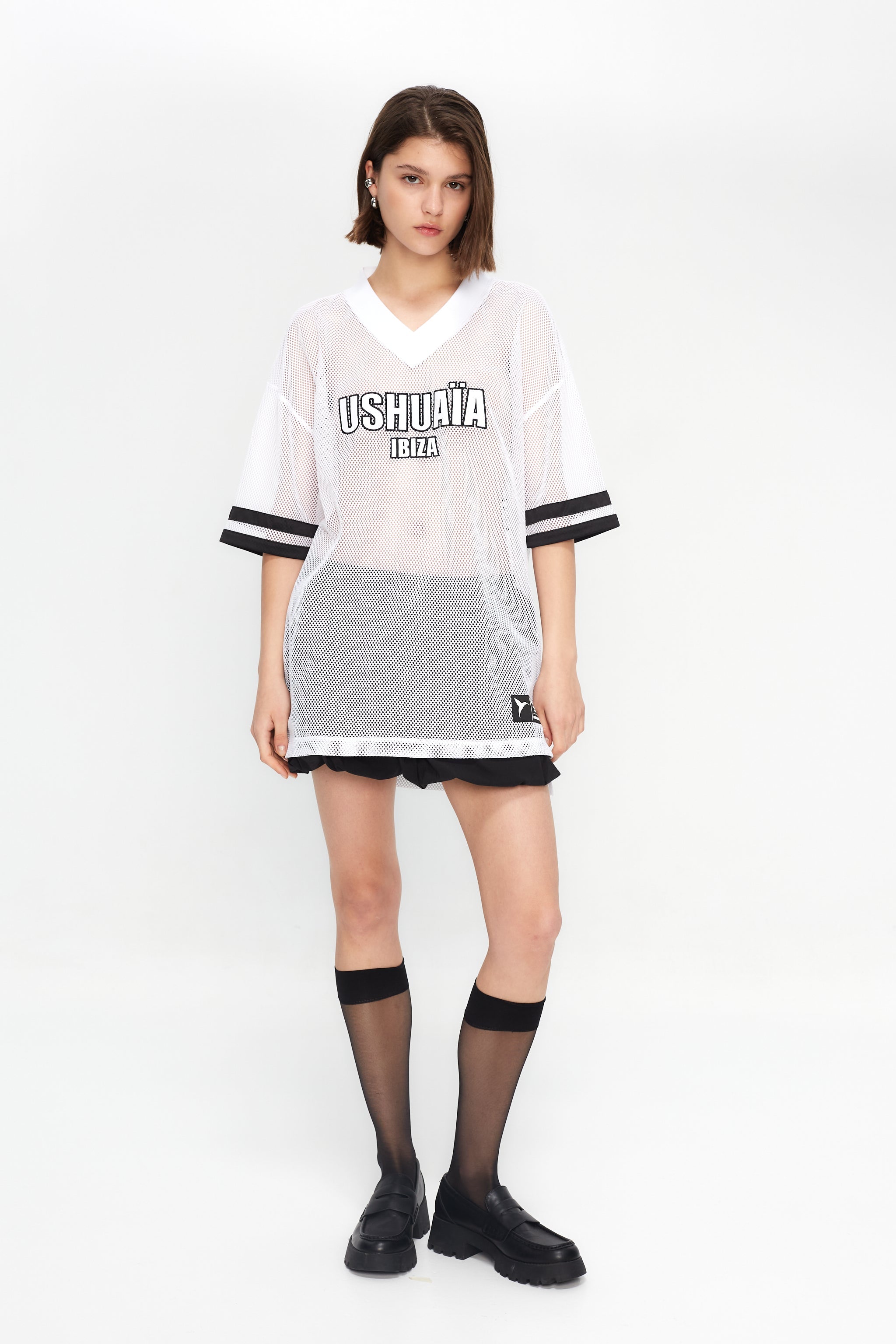 Rugby-inspired oversized T-shirt with jacquard detail for a bold streetwear look. Perfect for Ibiza summer vibes. Shop the trend now!