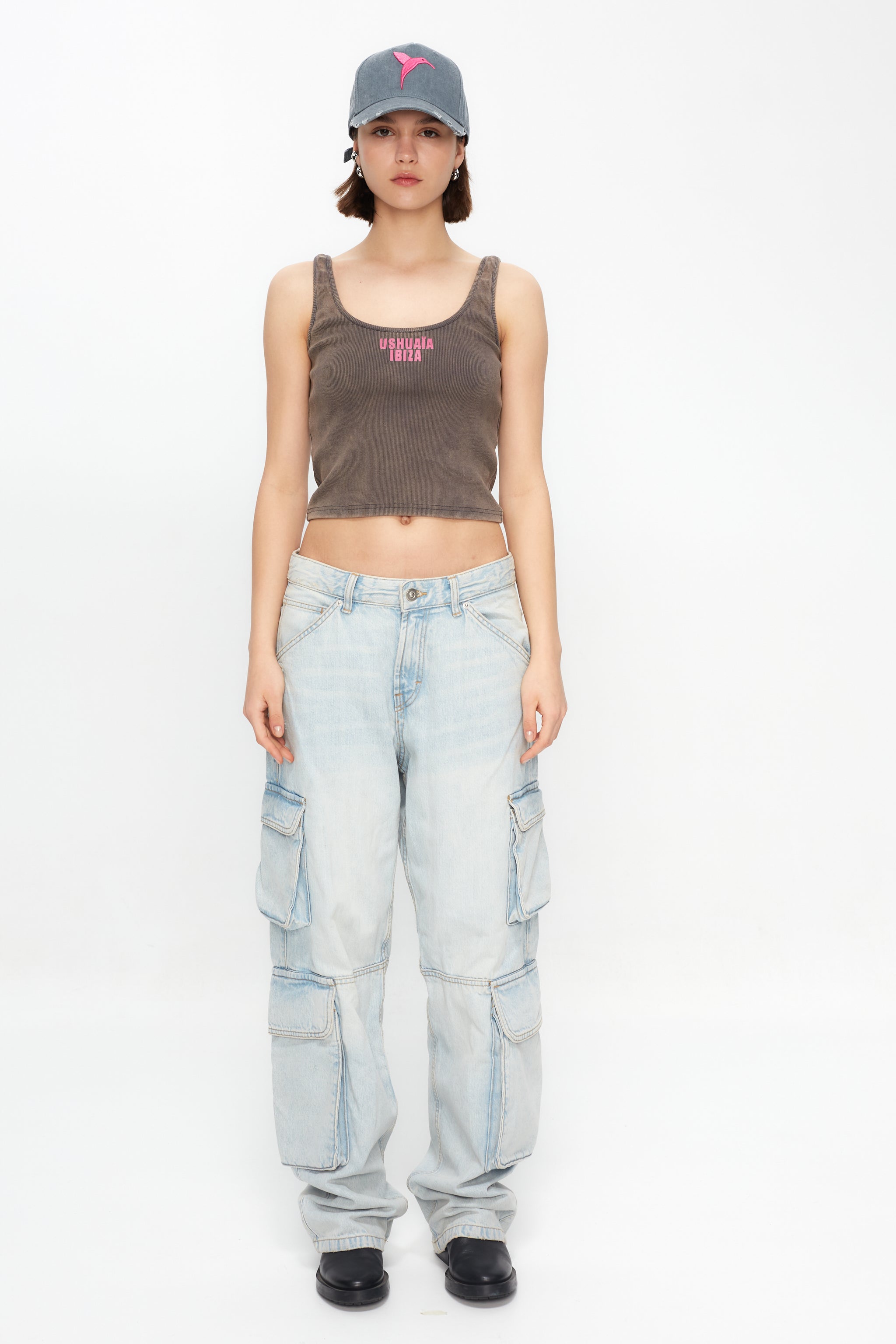 Rib tank top with round neck and washed armhole sleeves with fade out effect. Rubber-effect print detail on the front.