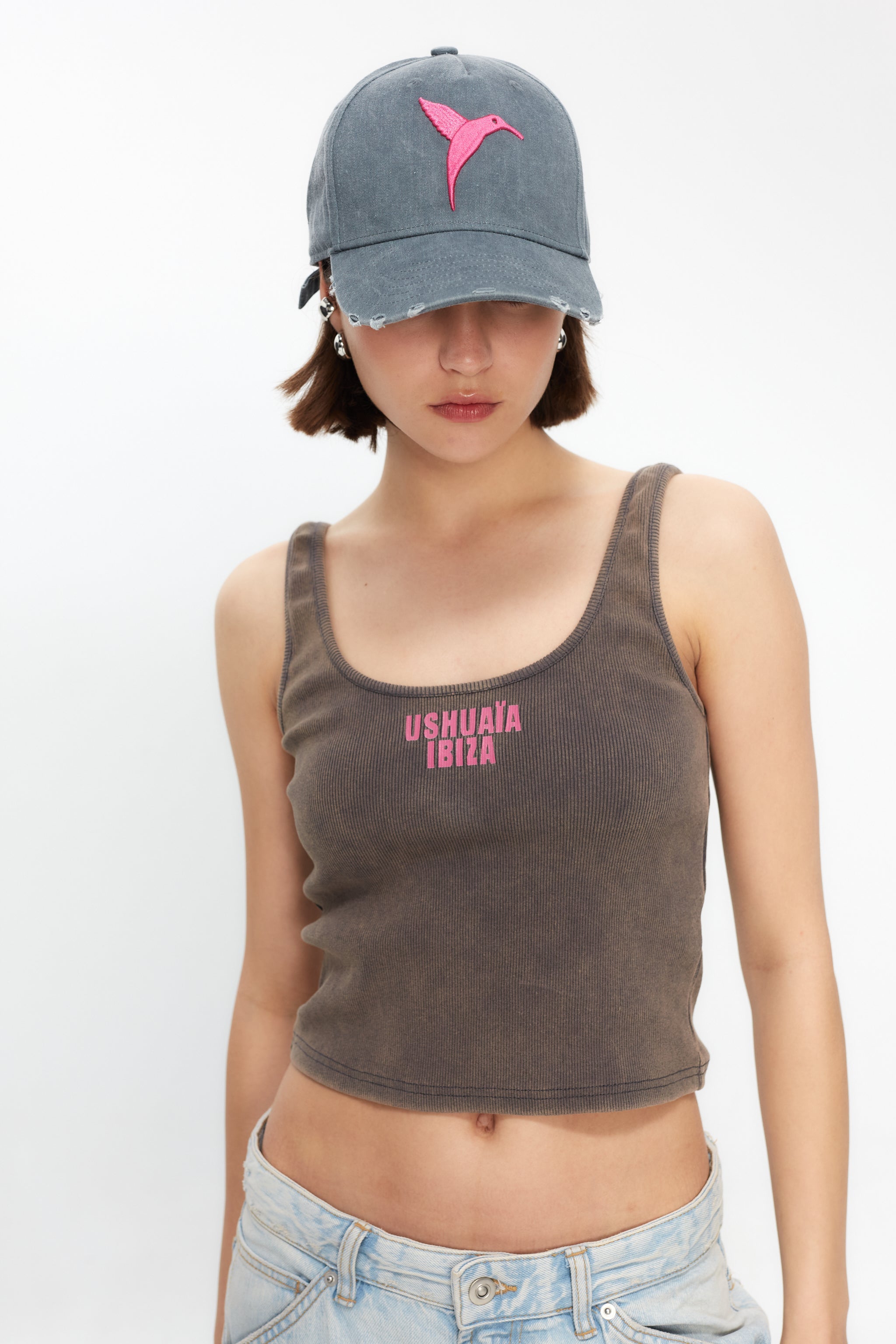 Rib tank top with round neck and washed armhole sleeves with fade out effect. Rubber-effect print detail on the front.