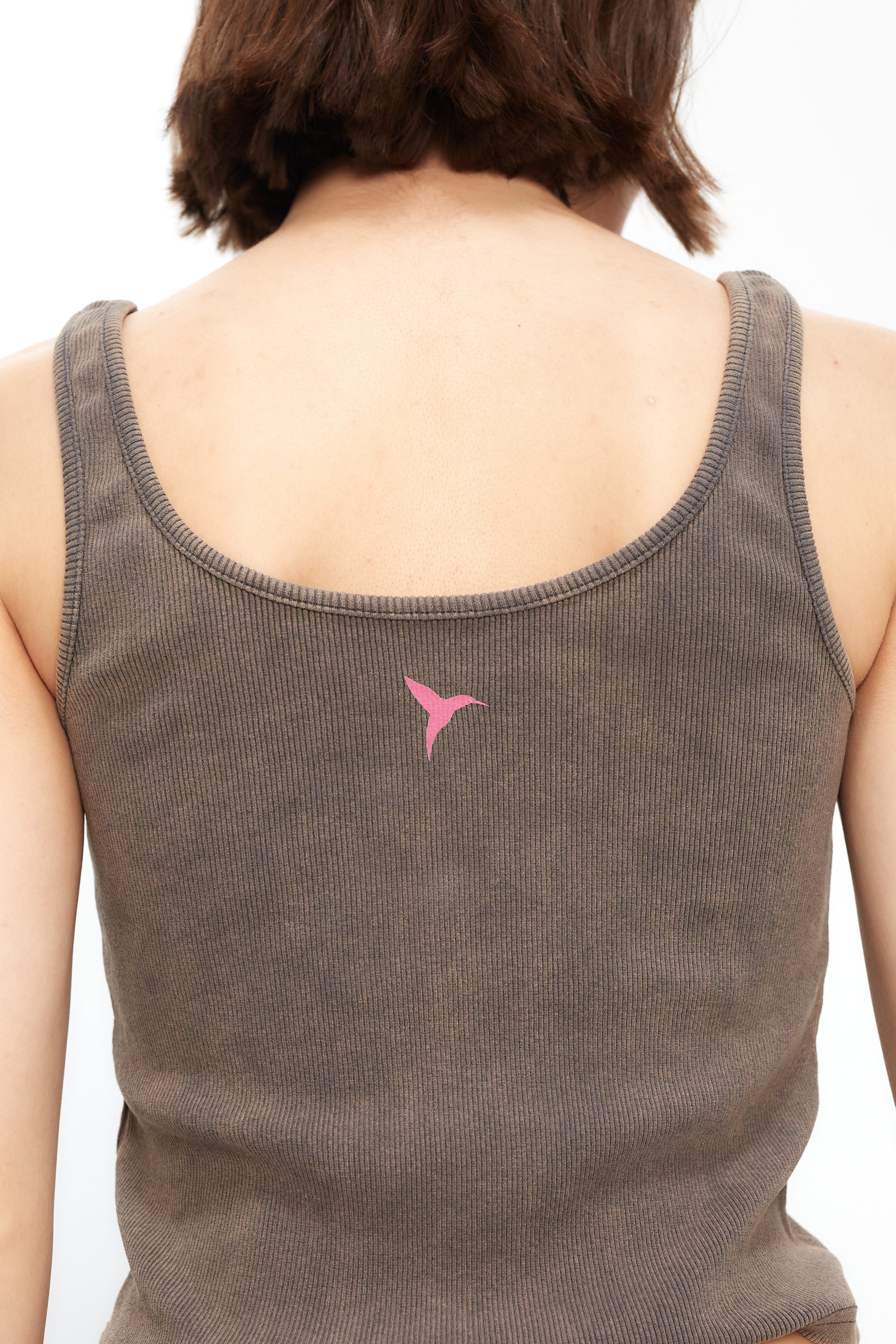 Rib tank top with round neck and washed armhole sleeves with fade out effect. Rubber-effect print detail on the front.