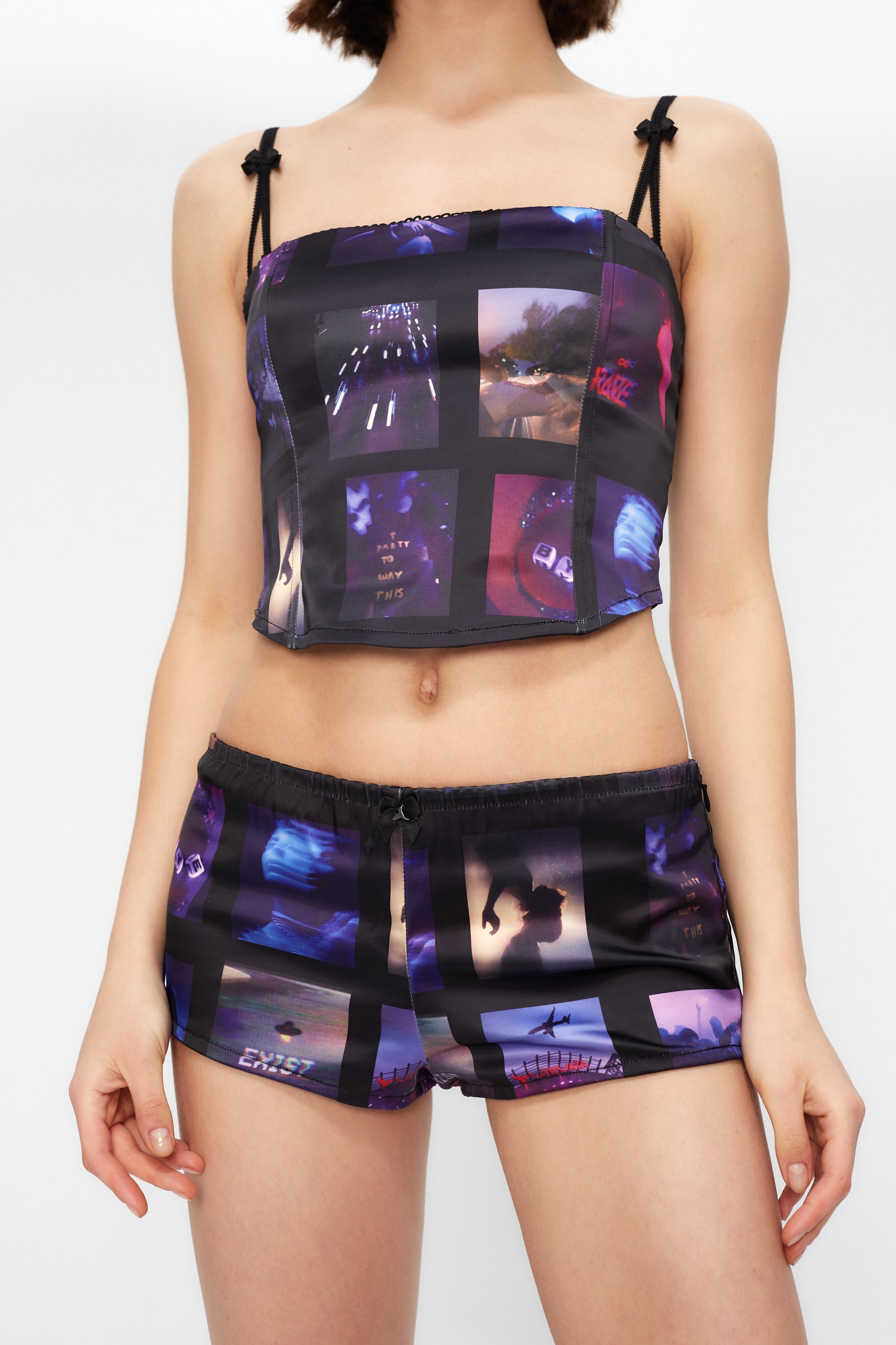 Printed culotte shorts in satin fabric. Features a bow detail with metallic embellishment. Side closure with invisible zipper and hook