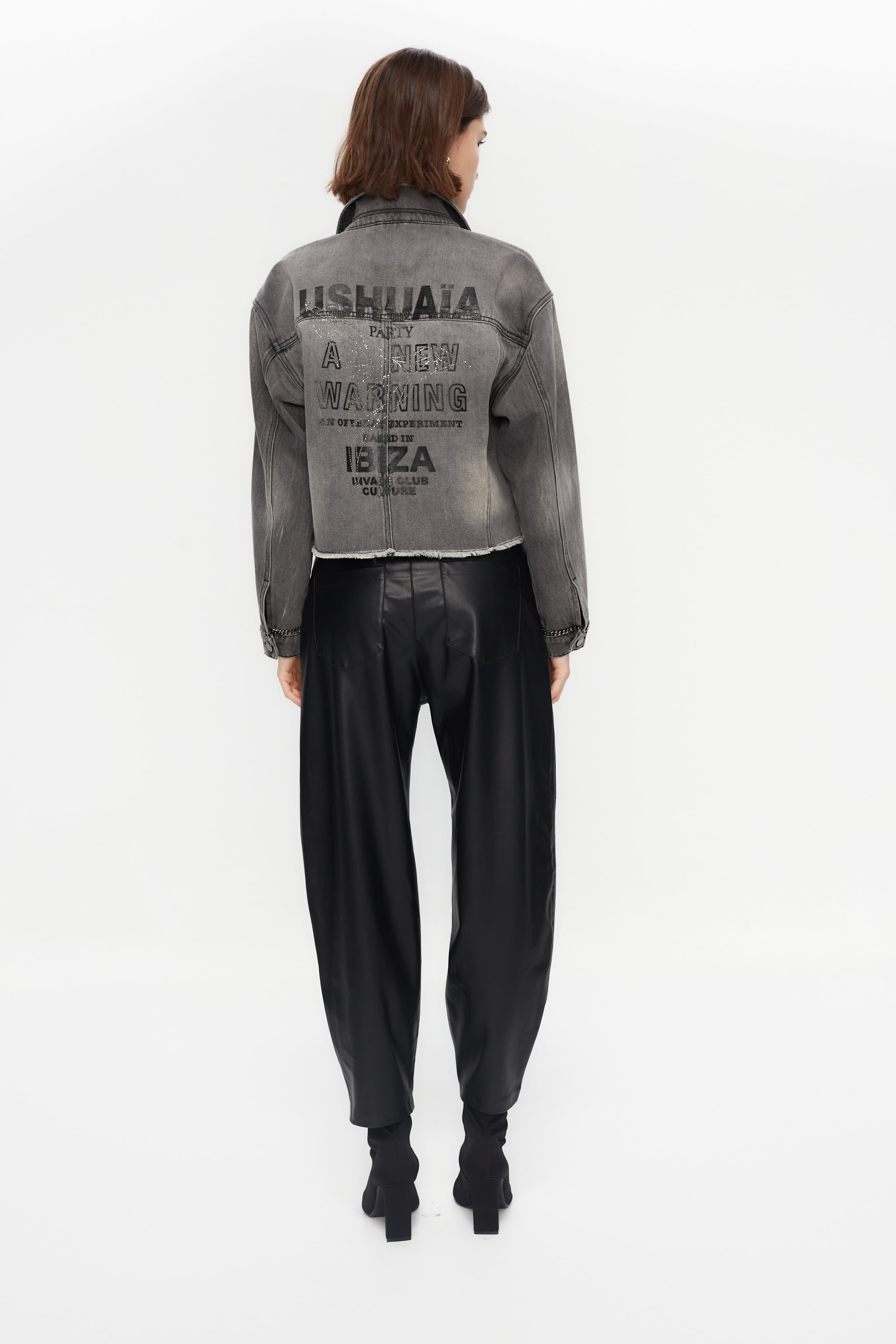 Cropped denim jacket with lapel collar and long washed sleeves with fade out effect. Front closure with metallic buttons. Chain detail on the front and cuffs and contrast combined rhinestone print on the back.