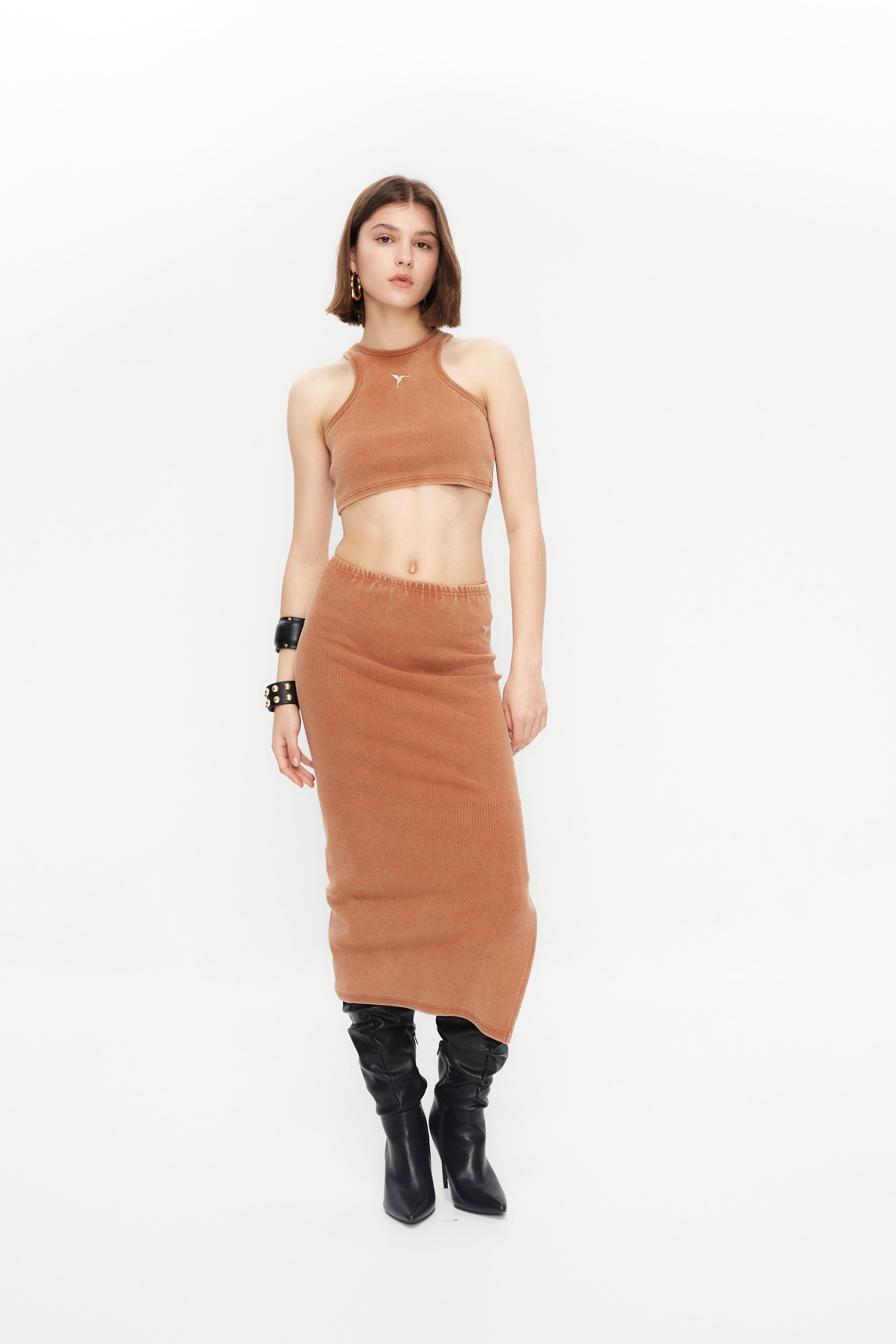 Washed skirt with fade out effect. Side embroidery. Side slit detail.