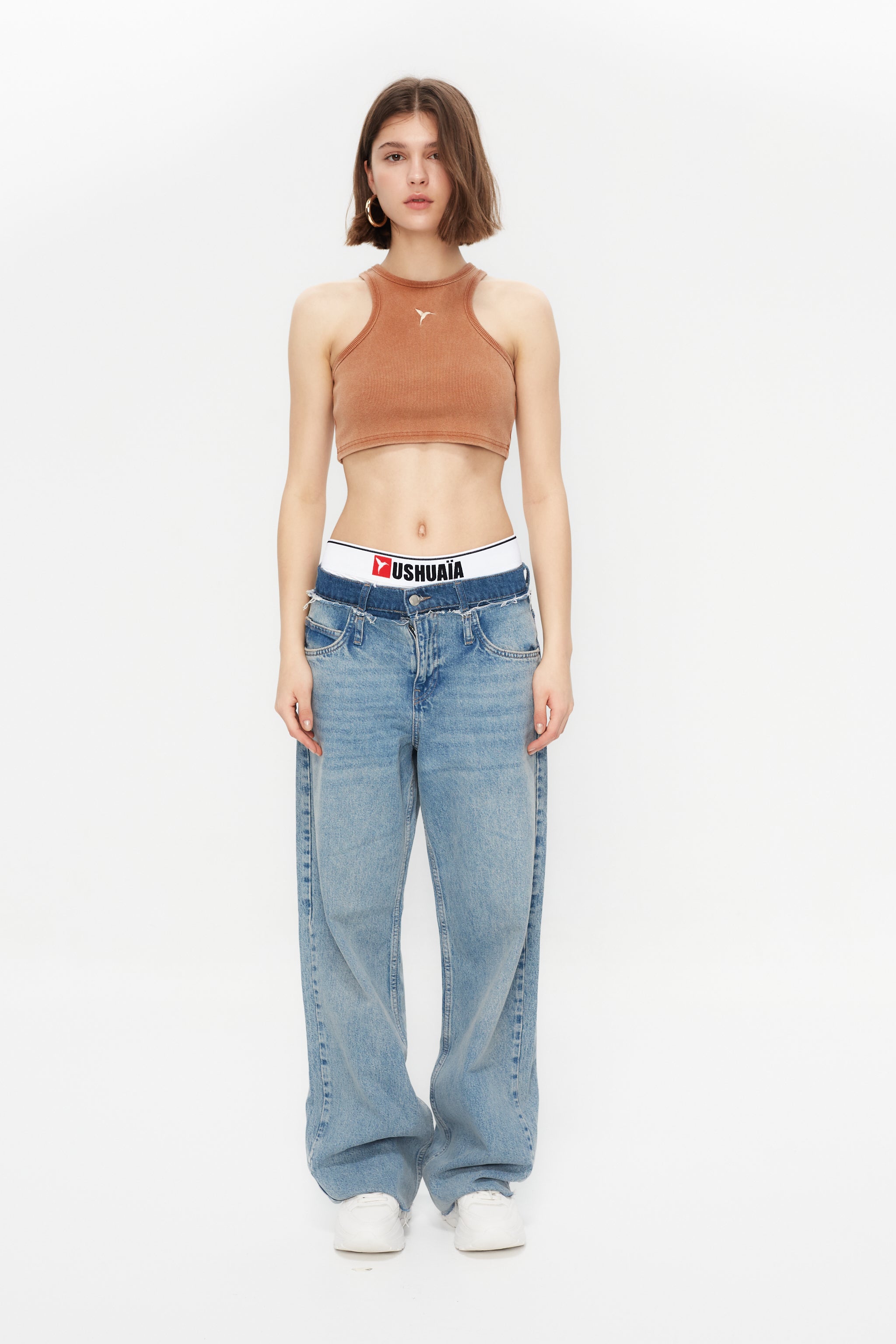 Rib tank top with round neckline and fade out effect sleeve. Embroidery detail on the front.