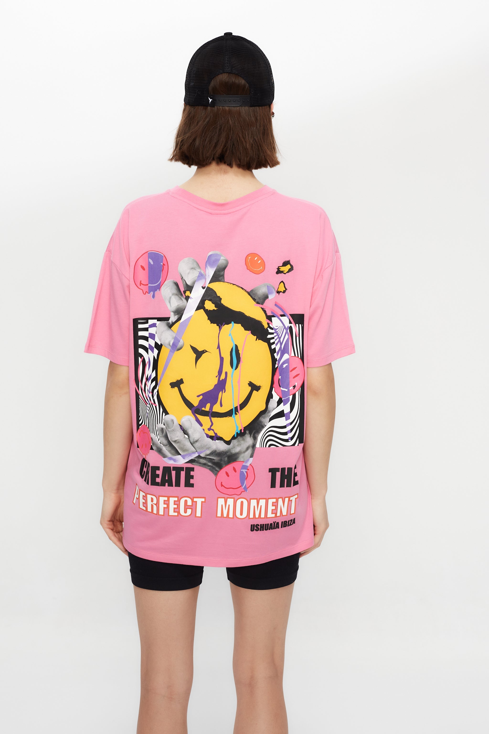 Bold pink oversized T-shirt with graphic print for a playful Ibiza vibe. Perfect for summer streetwear lovers. Shop now!