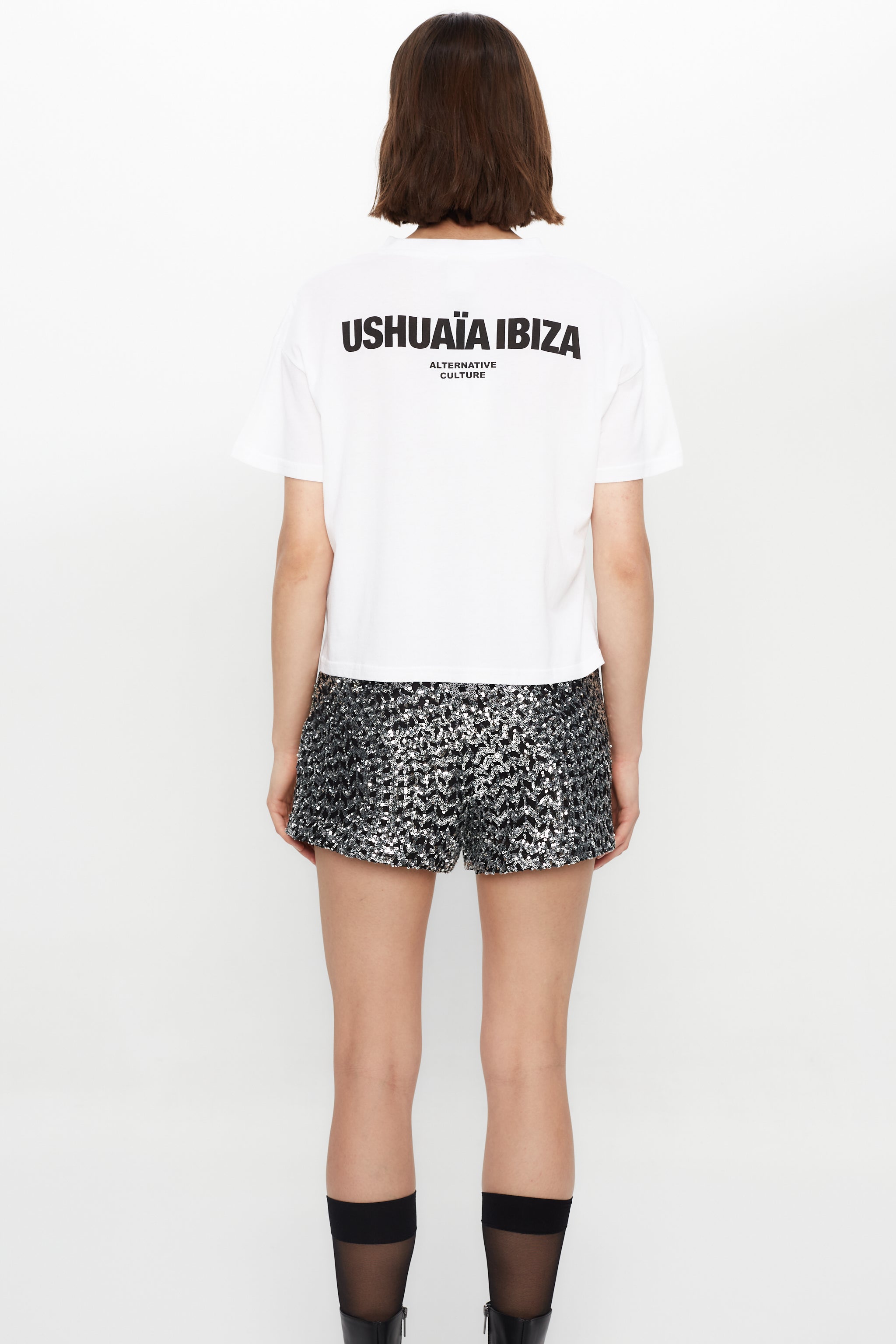 Classic white T-shirt with front & back print. Minimalist design for an effortless Ibiza look. Shop your summer essential now!