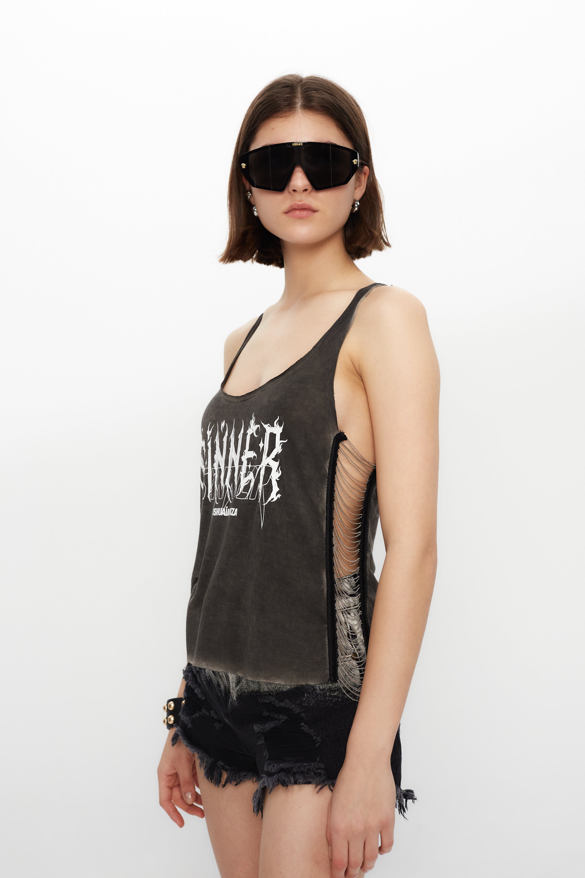 Black loose-fit tank with washed effect, bold front print & chain detail. Perfect for edgy Ibiza looks. Shop your vibe now!