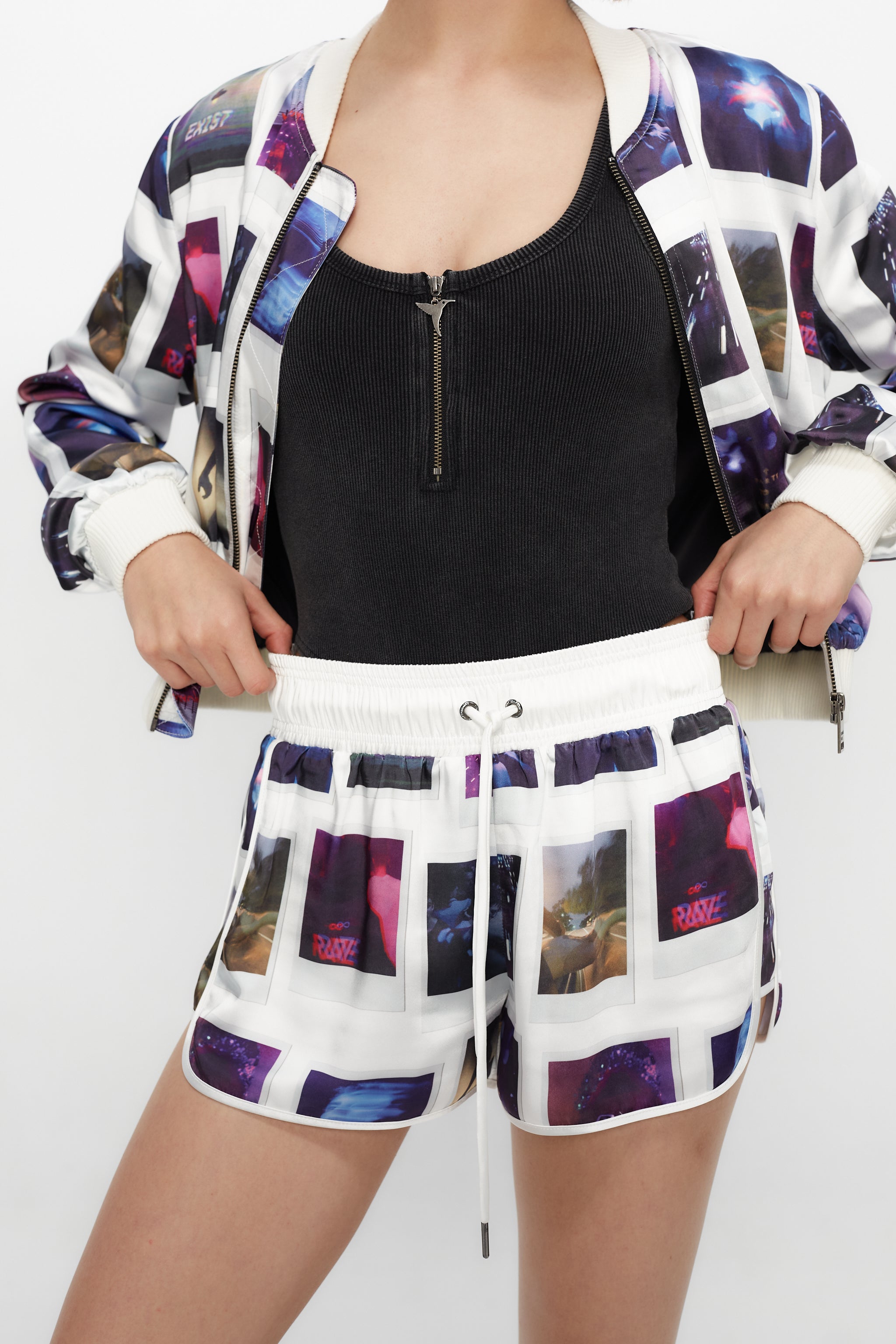 Printed surf-style shorts made of satin fabric. Adjustable waist with drawstring. Decorative flap pocket detail with embroidery on the back.