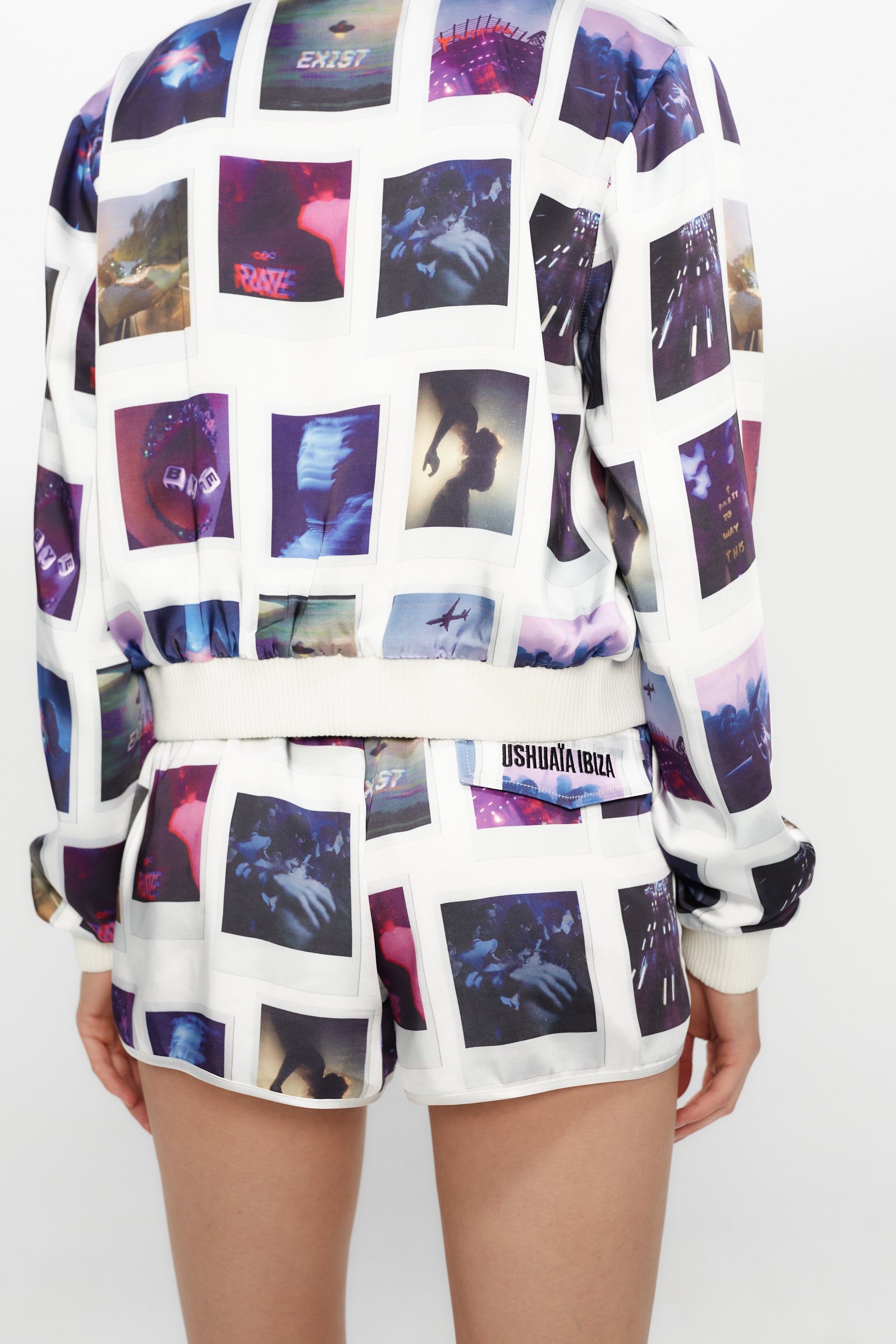 Printed bomber jacket made of satin fabric. Welt pockets on the front. Front zip closure.