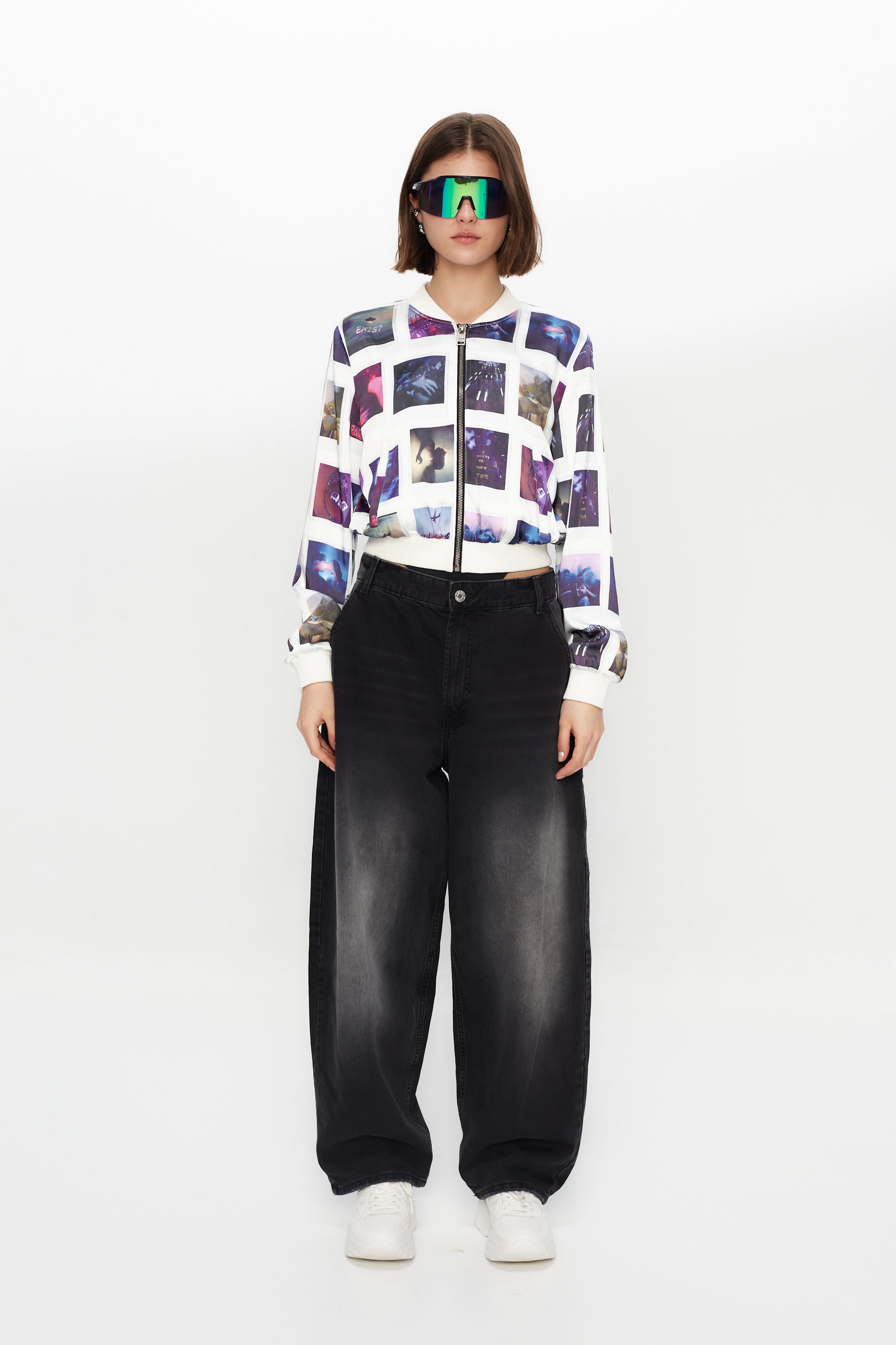 Printed bomber jacket made of satin fabric. Welt pockets on the front. Front zip closure.