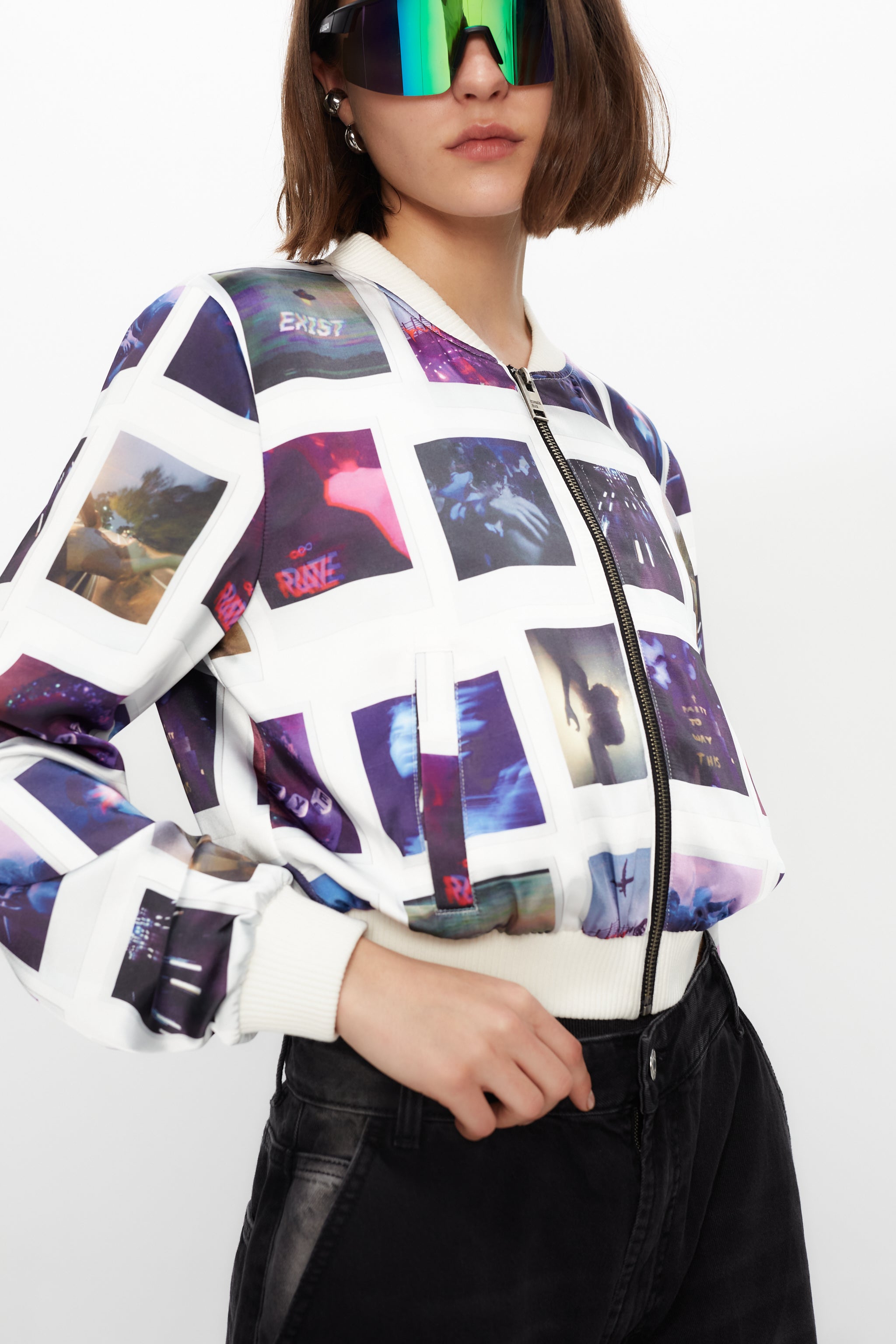 Printed bomber jacket made of satin fabric. Welt pockets on the front. Front zip closure.