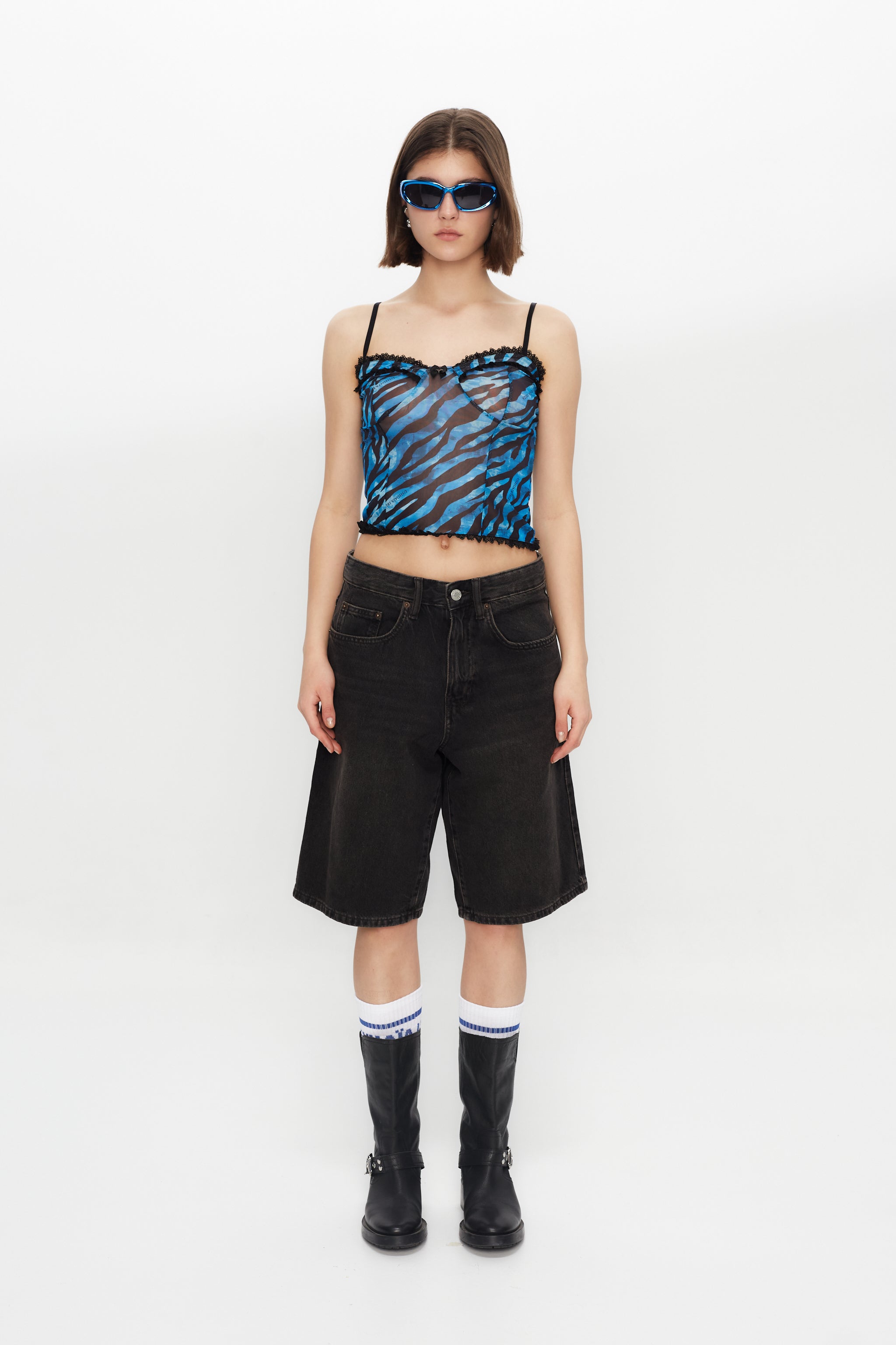 Printed tank top with corset cut and adjustable straps. Lace detail and bow with metallic ornament.