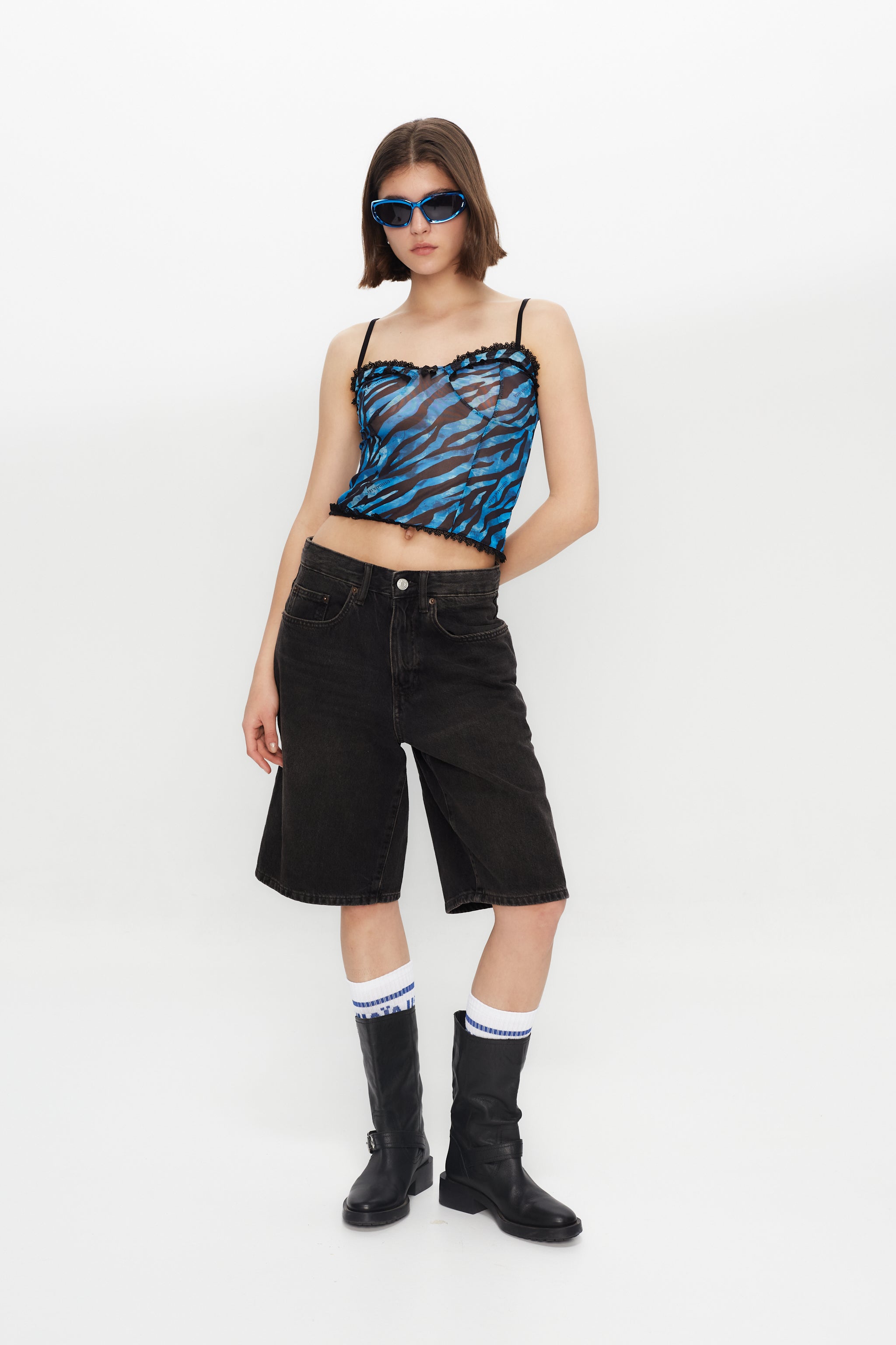 Printed tank top with corset cut and adjustable straps. Lace detail and bow with metallic ornament.