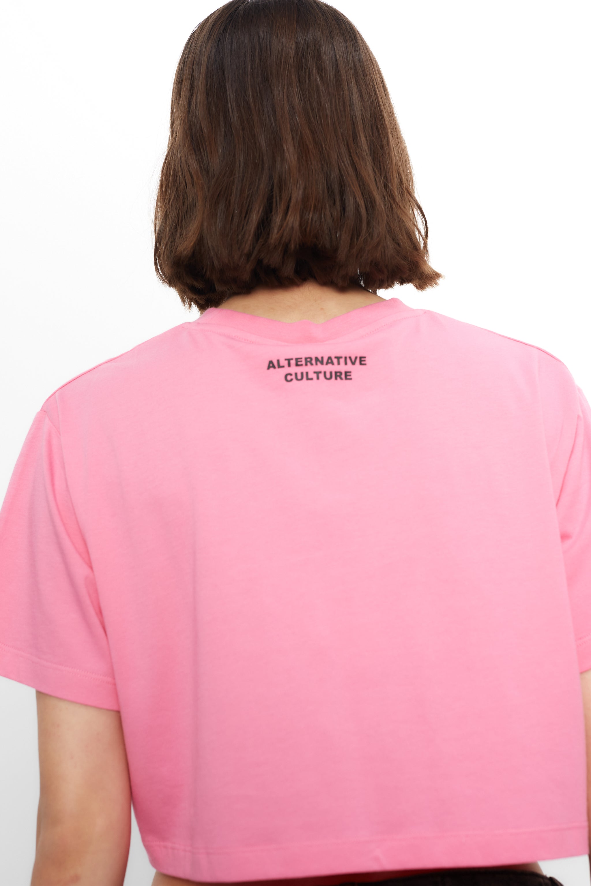 Pink cropped T-shirt with bold Ibiza print & contrast details. Perfect for summer streetwear looks. Shop the vibe now!