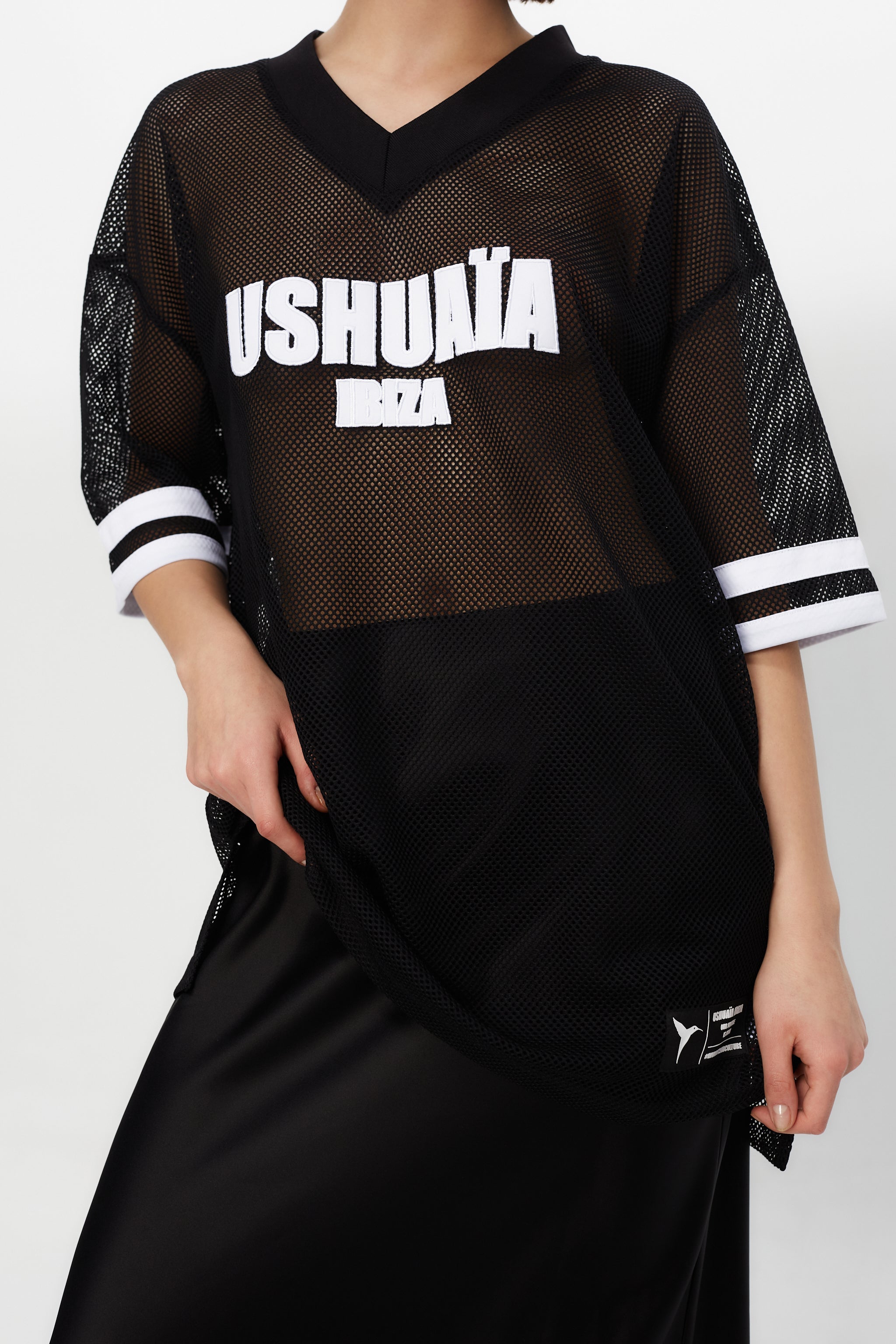 Ruby style t-shirt with V-neck and short sleeves made of mesh fabric, lightweight and breathable. Embroidered application detail combined with contrast on front and back. Patch on the front.