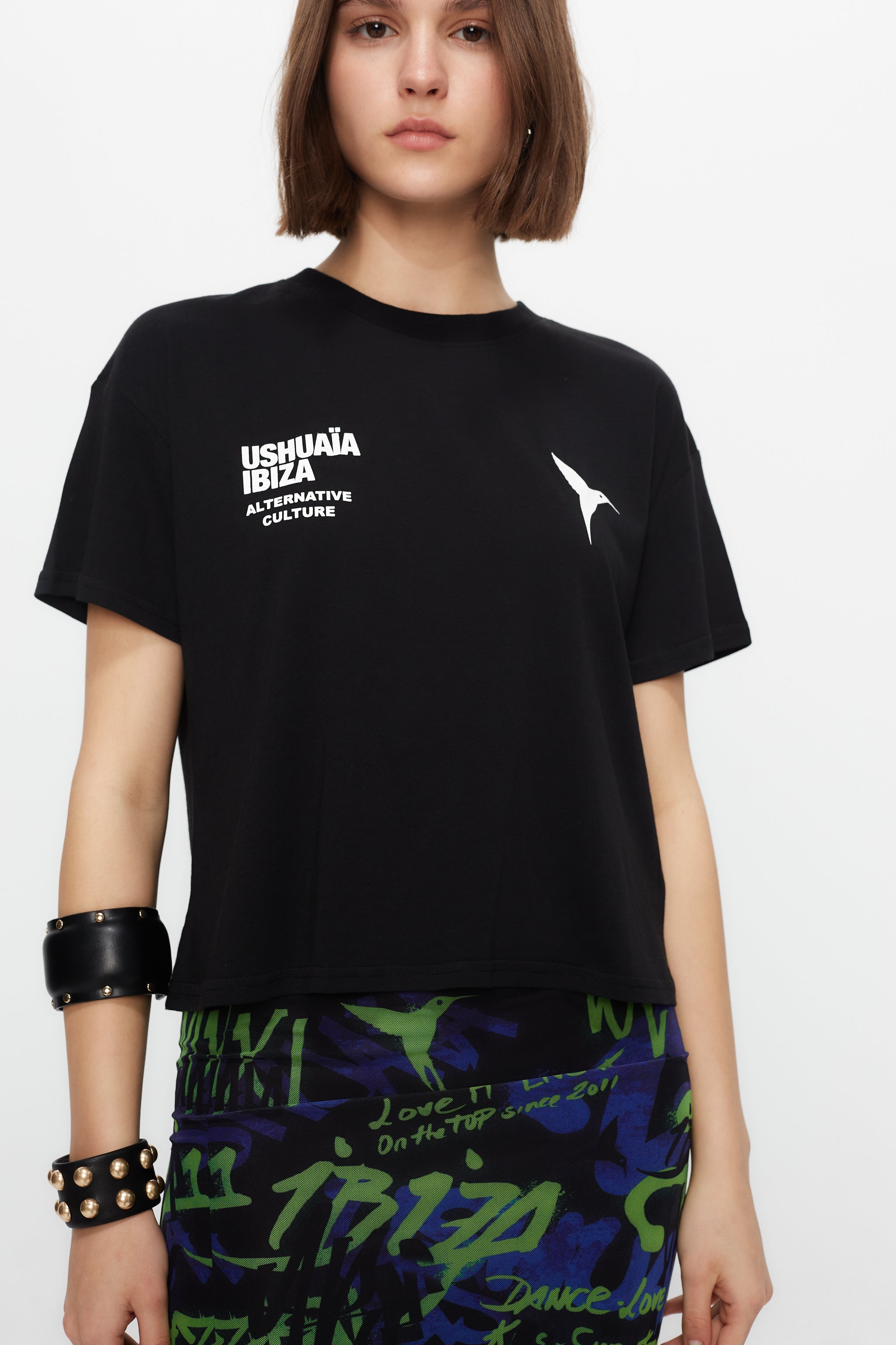 Black T-shirt with bold front print. Minimalist design for effortless Ibiza vibes. Your summer essential is here – shop now!