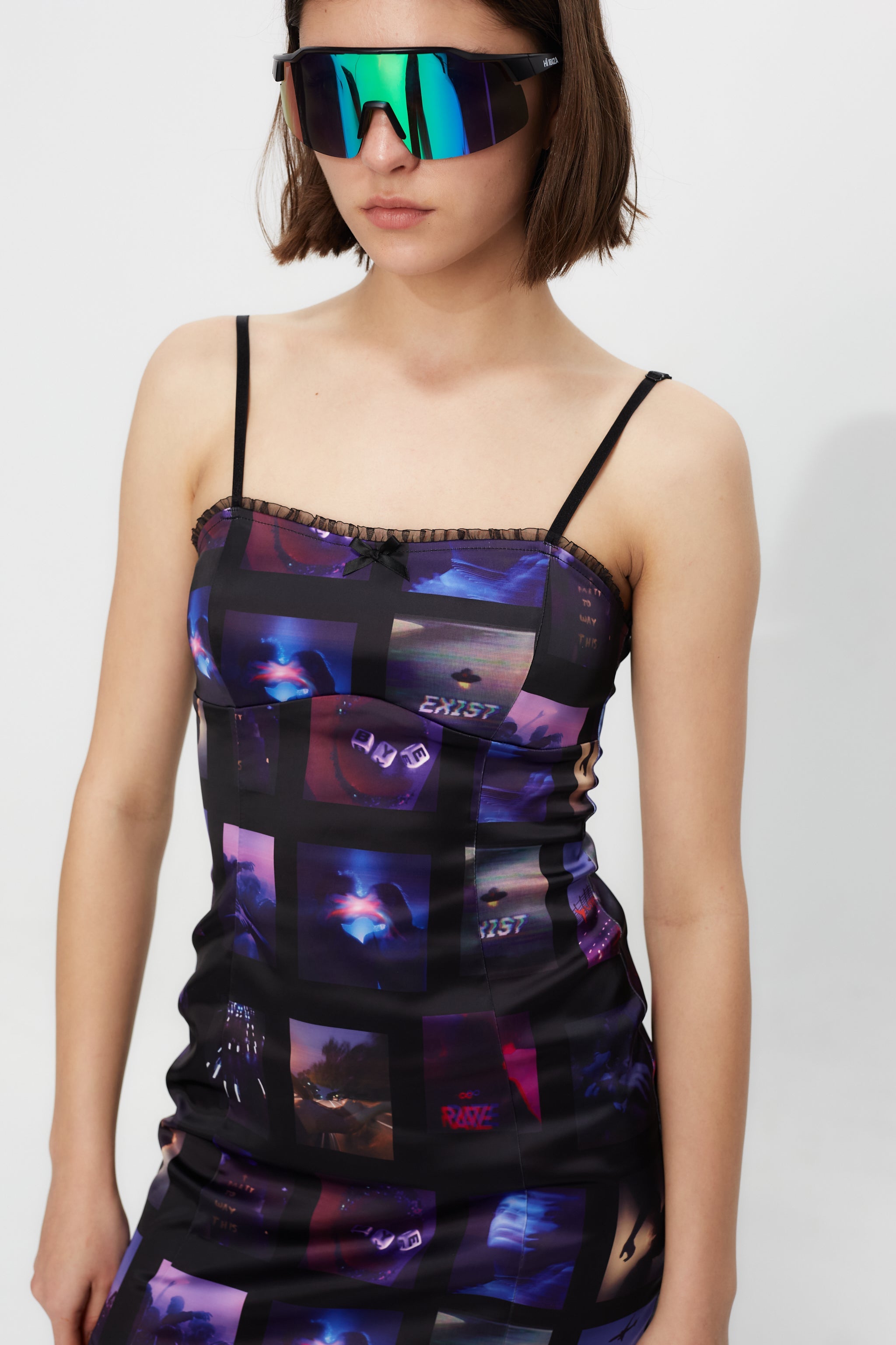 Elastic printed dress made of satin fabric. Corset cut with sides. Adjustable straps. Bow detail with metallic ornament.