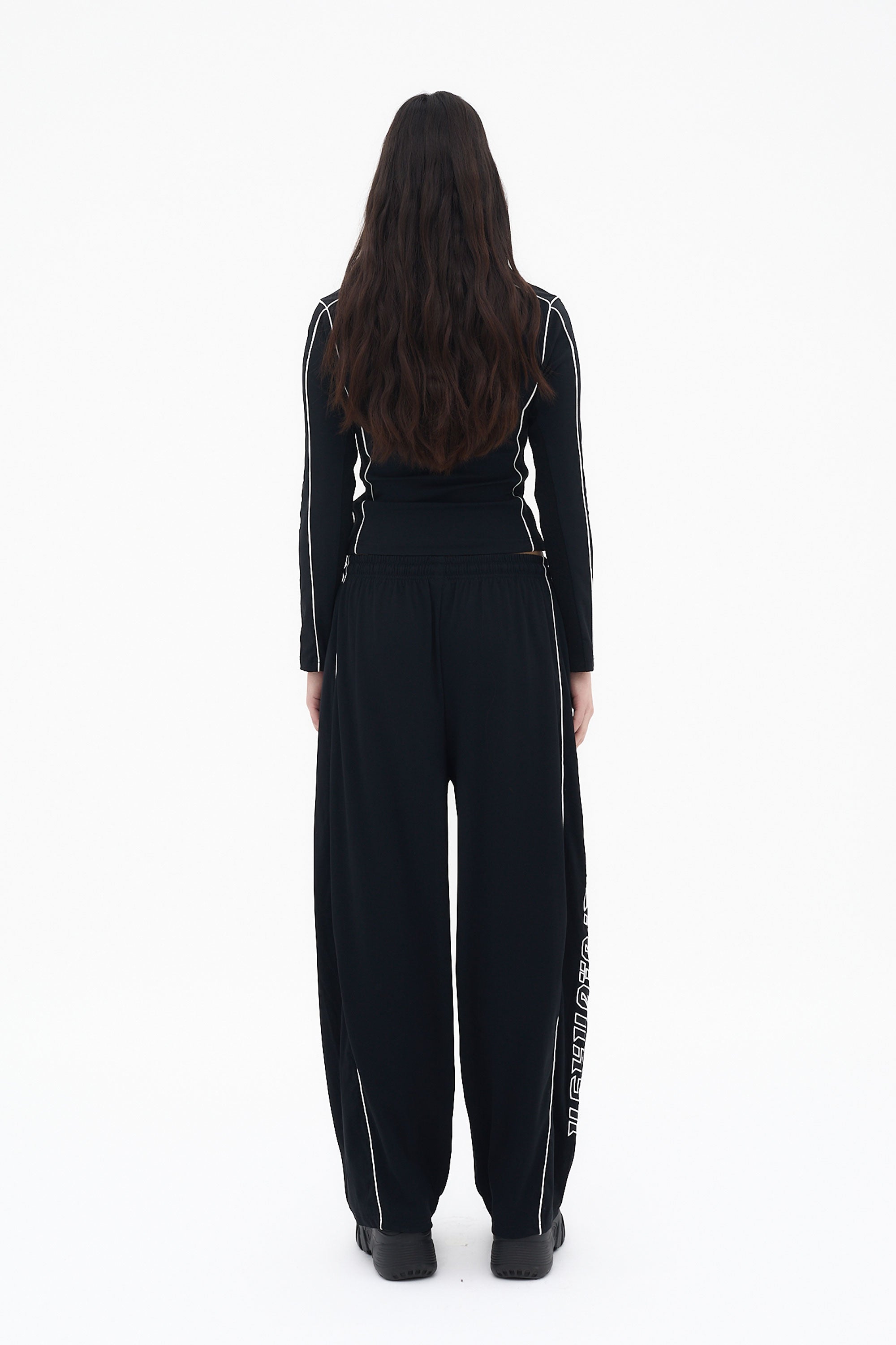 pantalon mujer negro holgado logo bordado lateral ushuaia