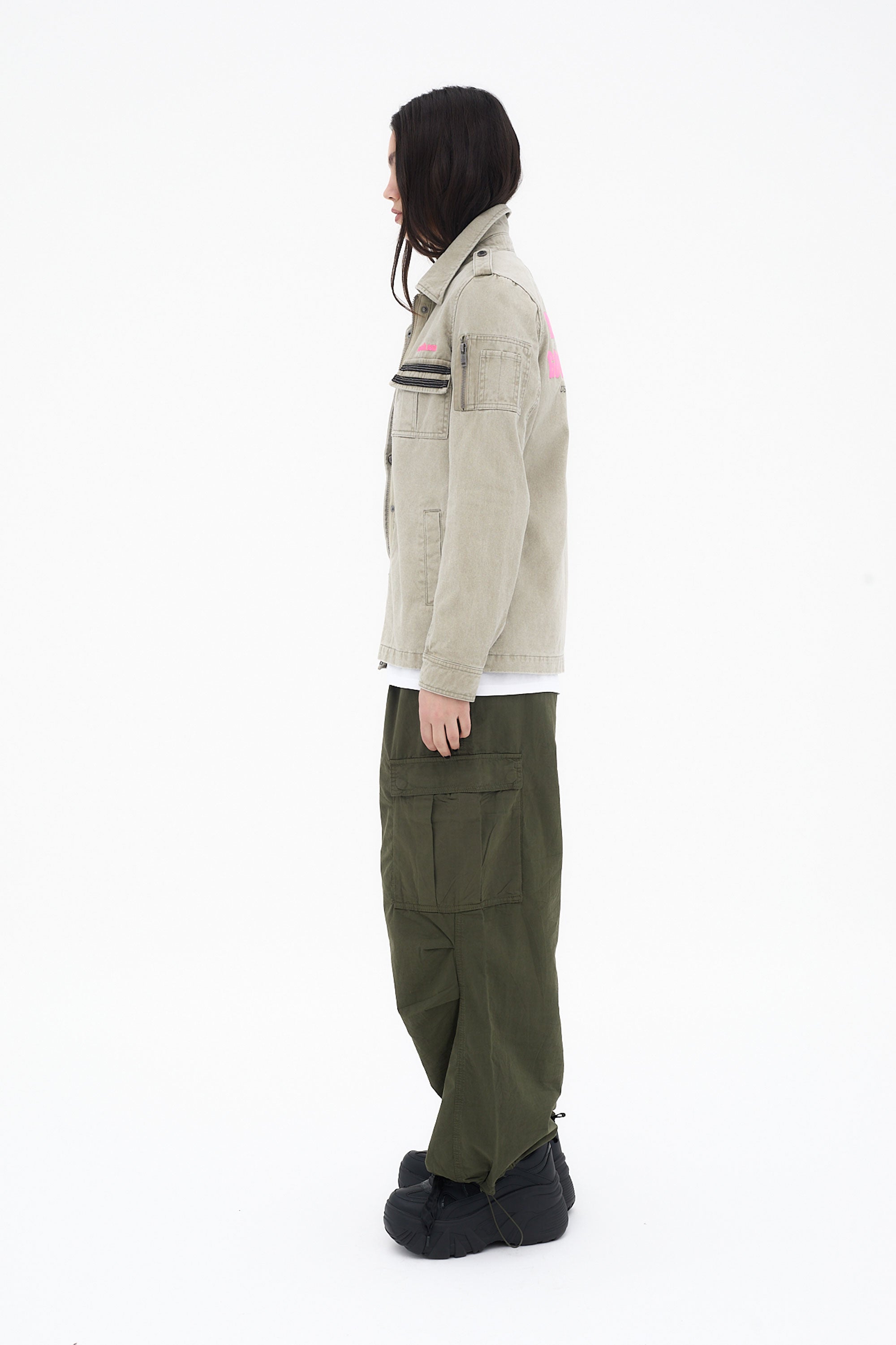 chaqueta militar mujer verde bolsillos frontales
