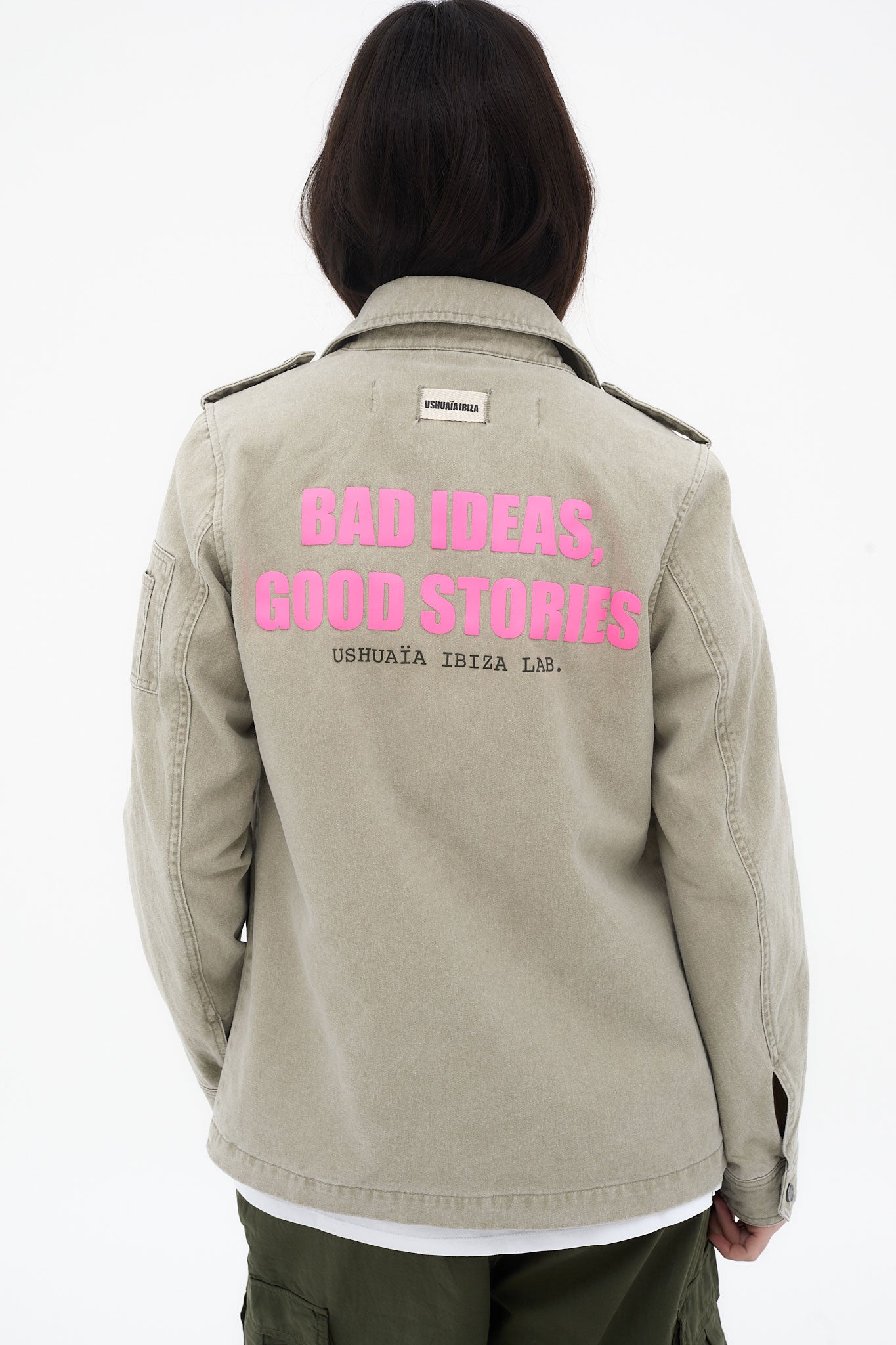chaqueta militar mujer verde bolsillos frontales