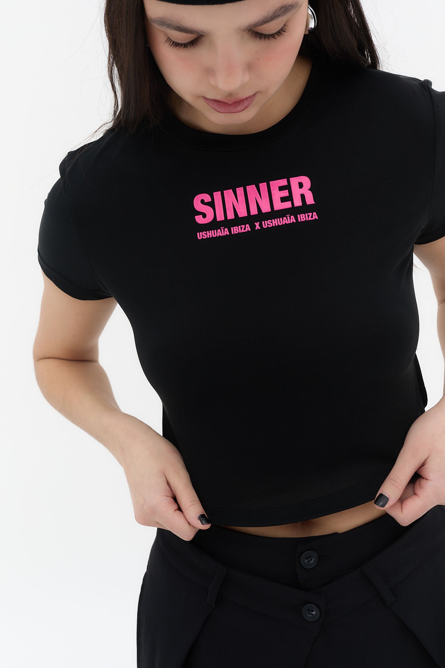 camiseta mujer negra crop sinner