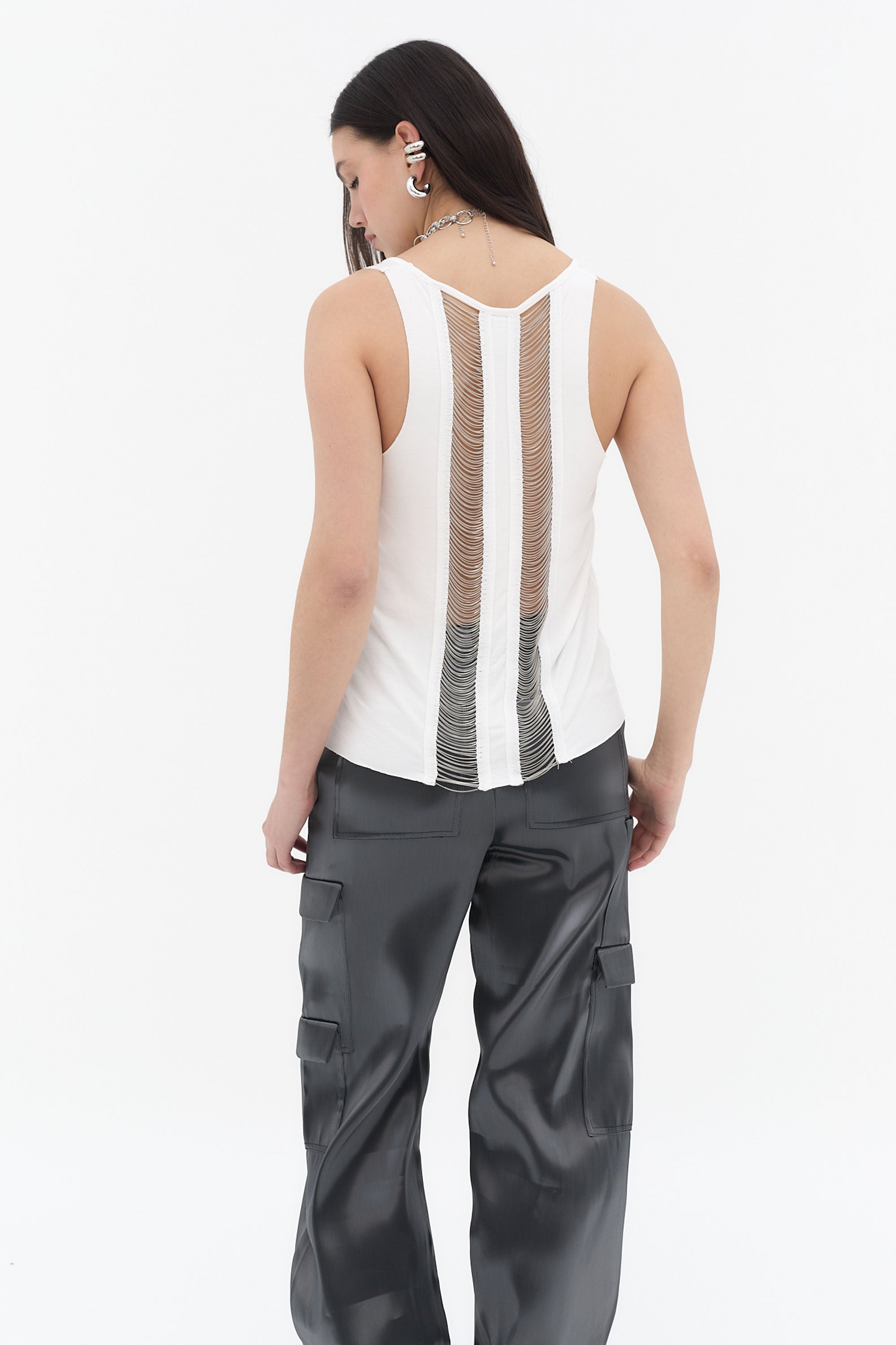 camiseta tirantes mujer blanca grafico frontal y cadenas espalda