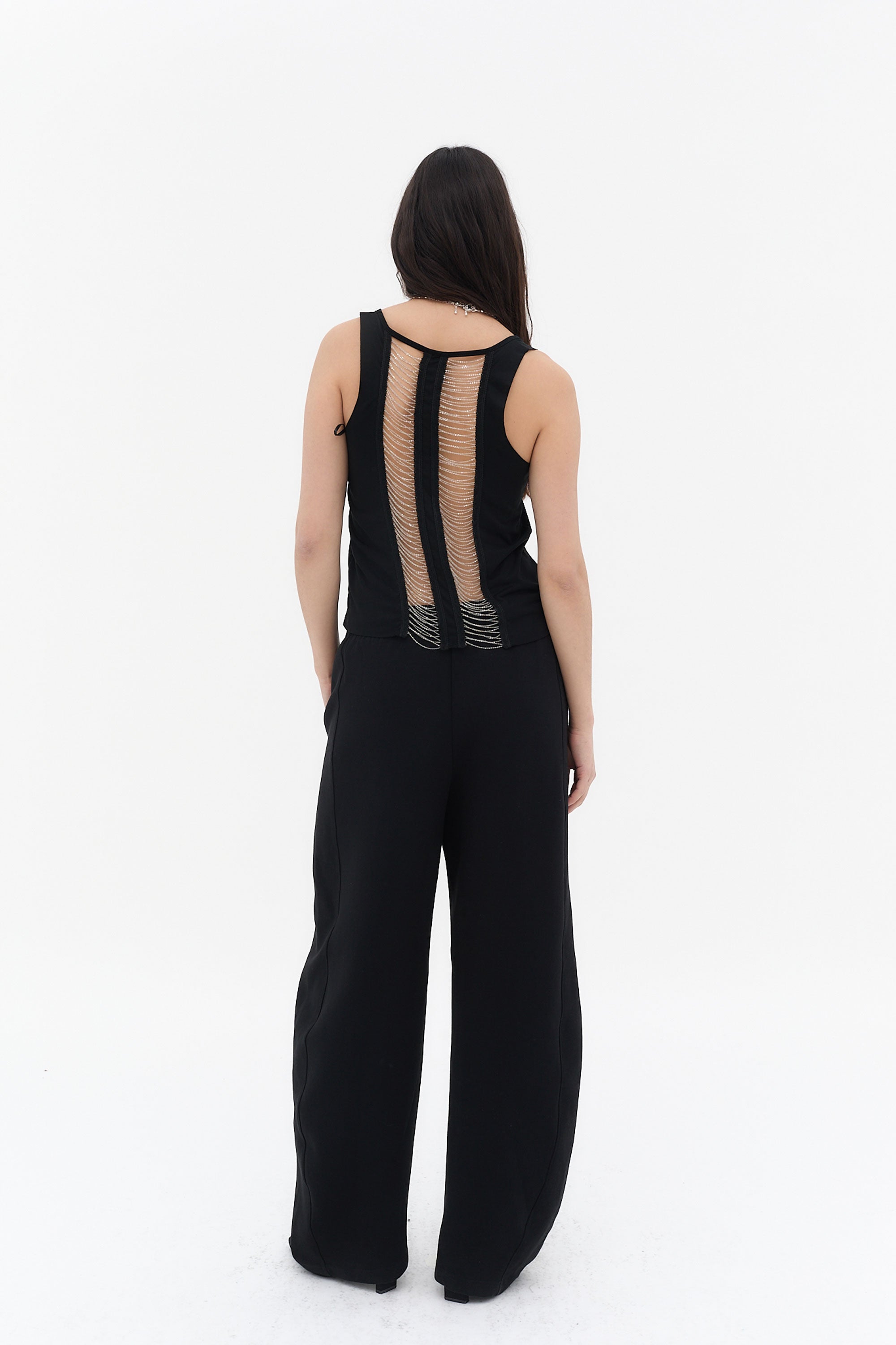 camiseta tirantes mujer negra logo grafico y cadenas espalda detalle