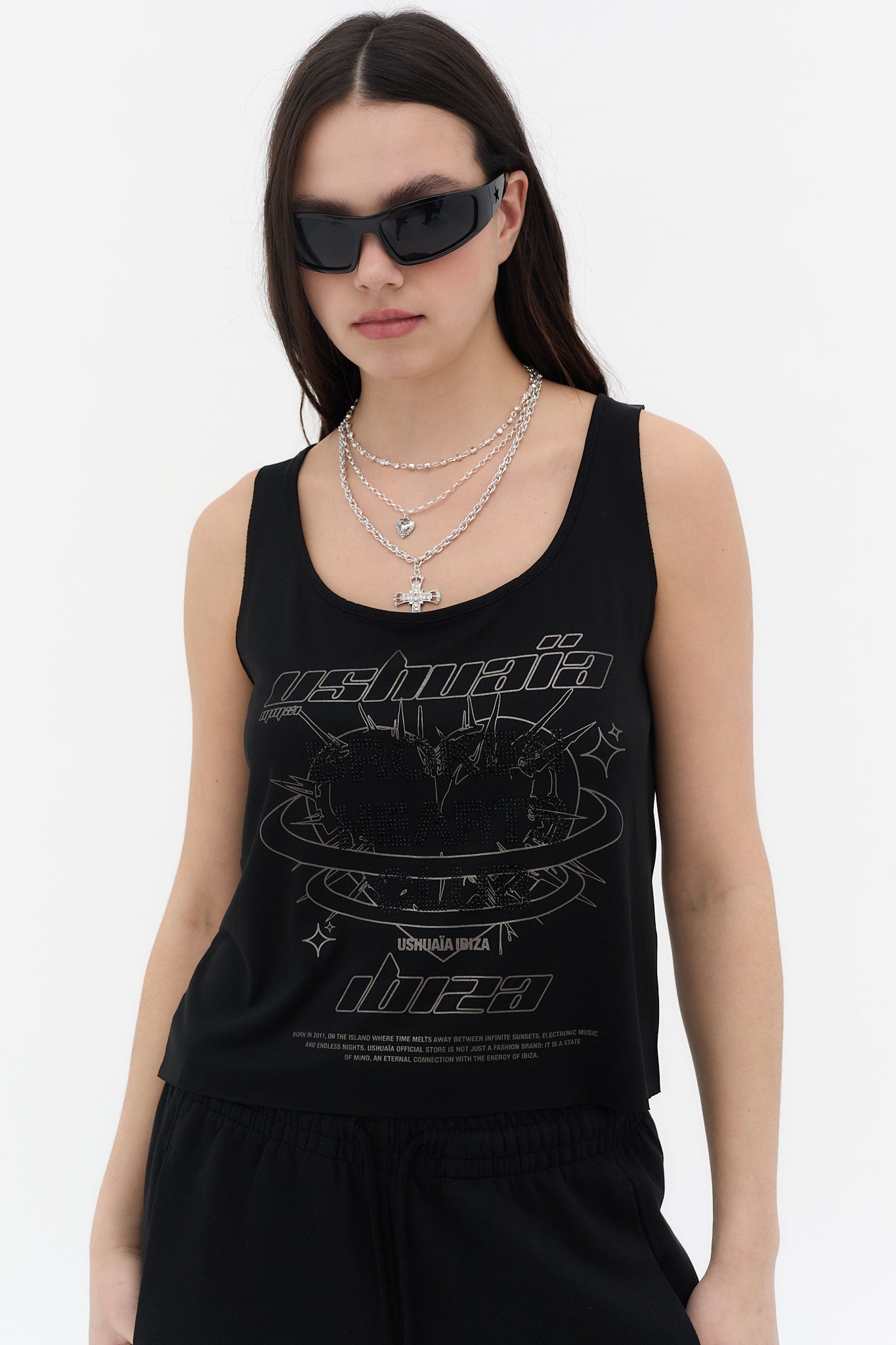 camiseta tirantes mujer negra logo grafico y cadenas espalda detalle