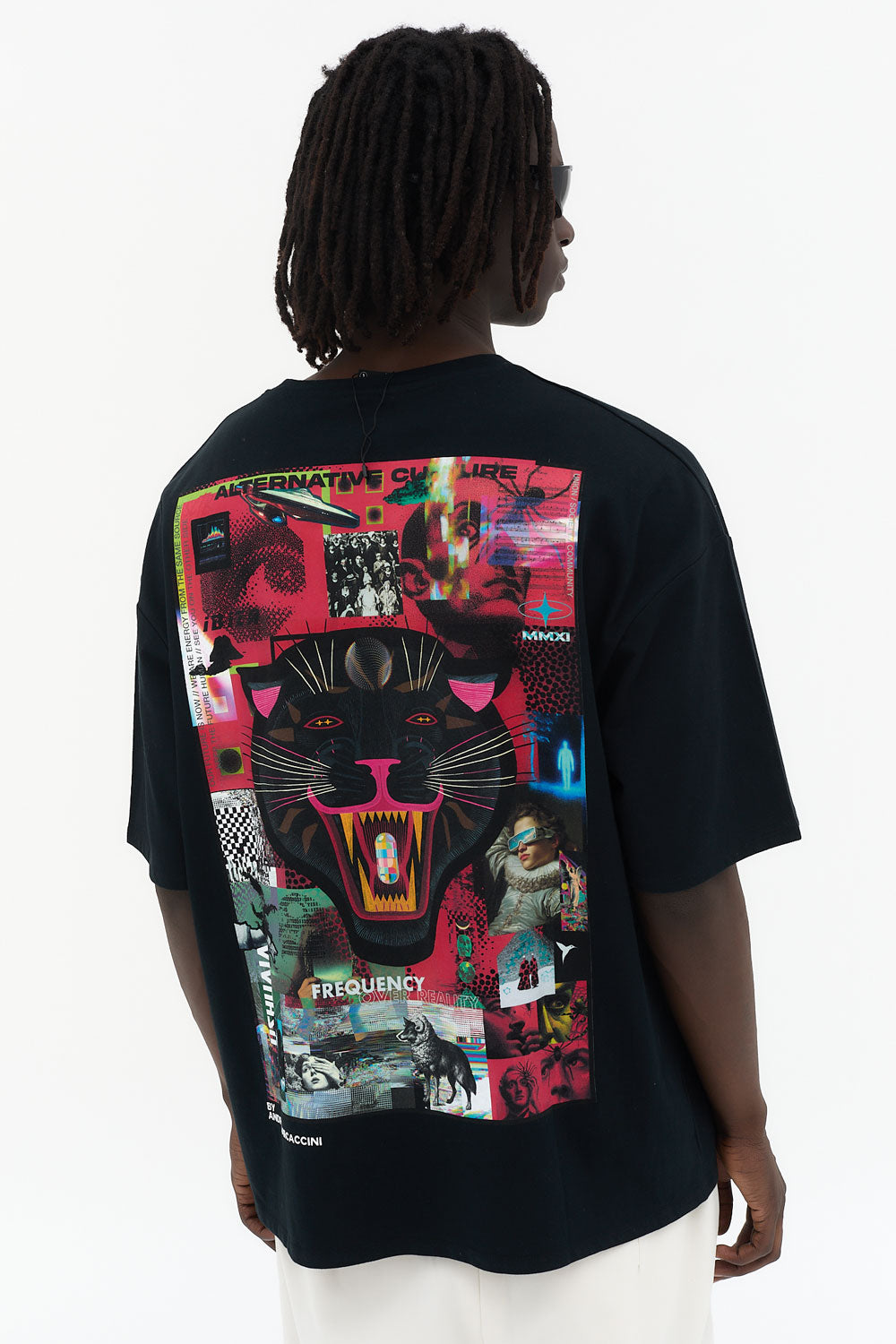 Camiseta negra super oversize Ushuaïa x Marcaccini con gráfico en la espalda