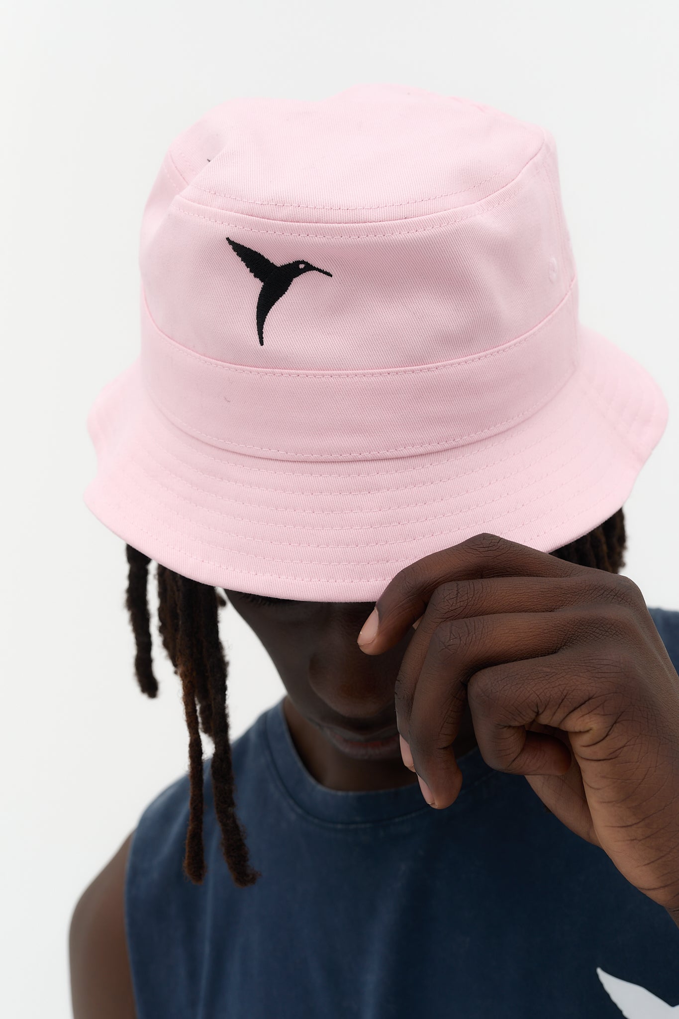 Bucket hat rosa bebé con logo Ushuaïa Ibiza bordado en la parte frontal y ala con costuras.