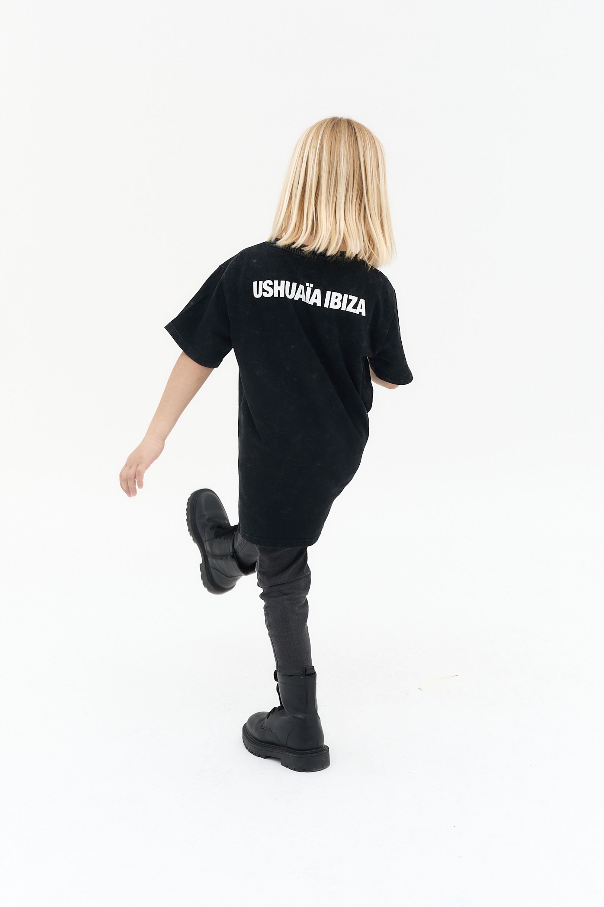 camiseta niño algodón negro acid wash logo ushuaïa