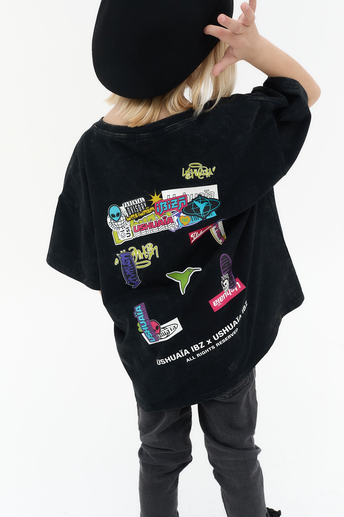 camiseta niño algodón negro acid wash logo ushuaïa