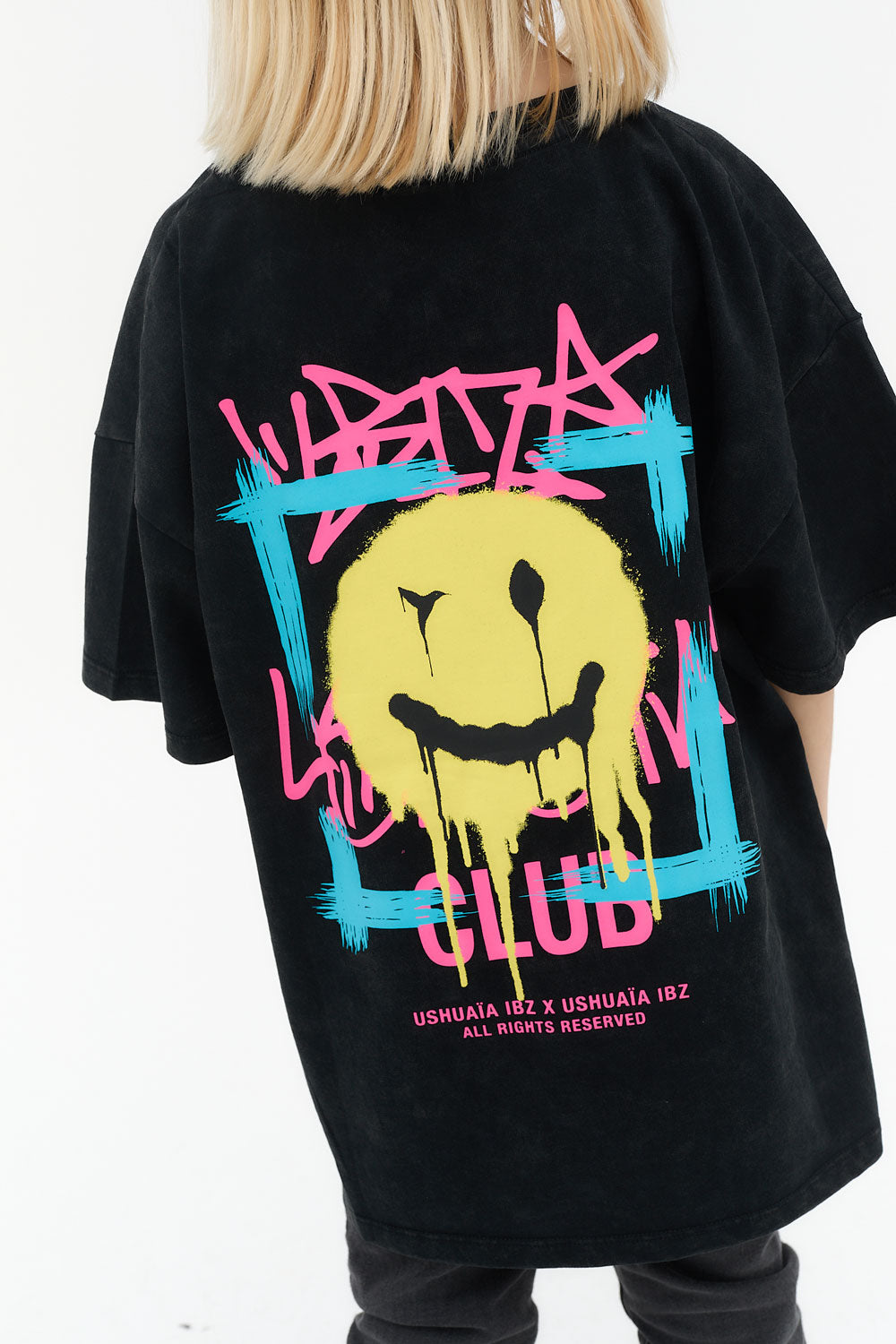 camiseta niño algodón gris oscuro acid wash logo ushuaïa