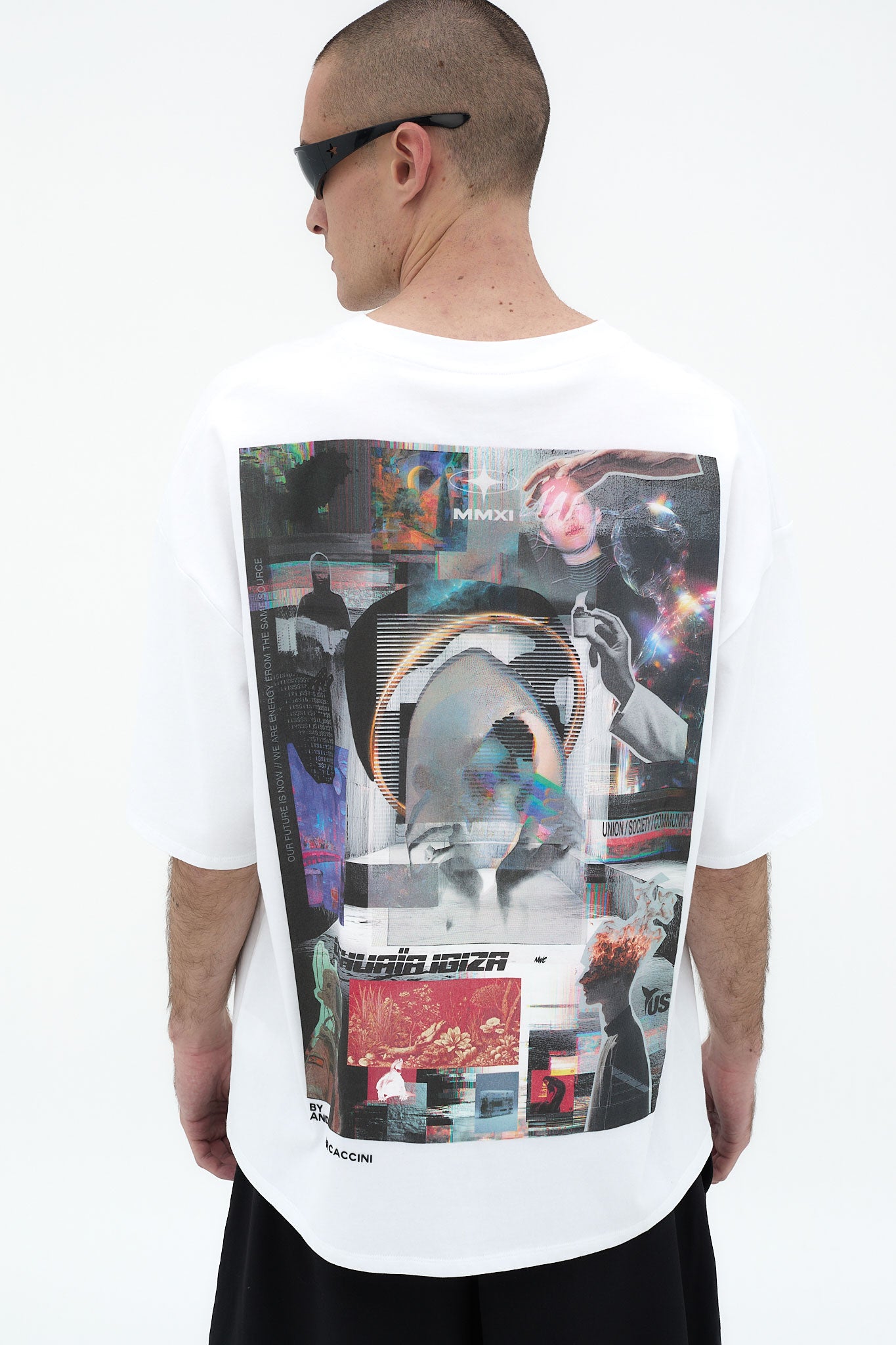 Camiseta blanca super oversize Ushuaïa x Andrea Marcaccini con gráfico en la espalda