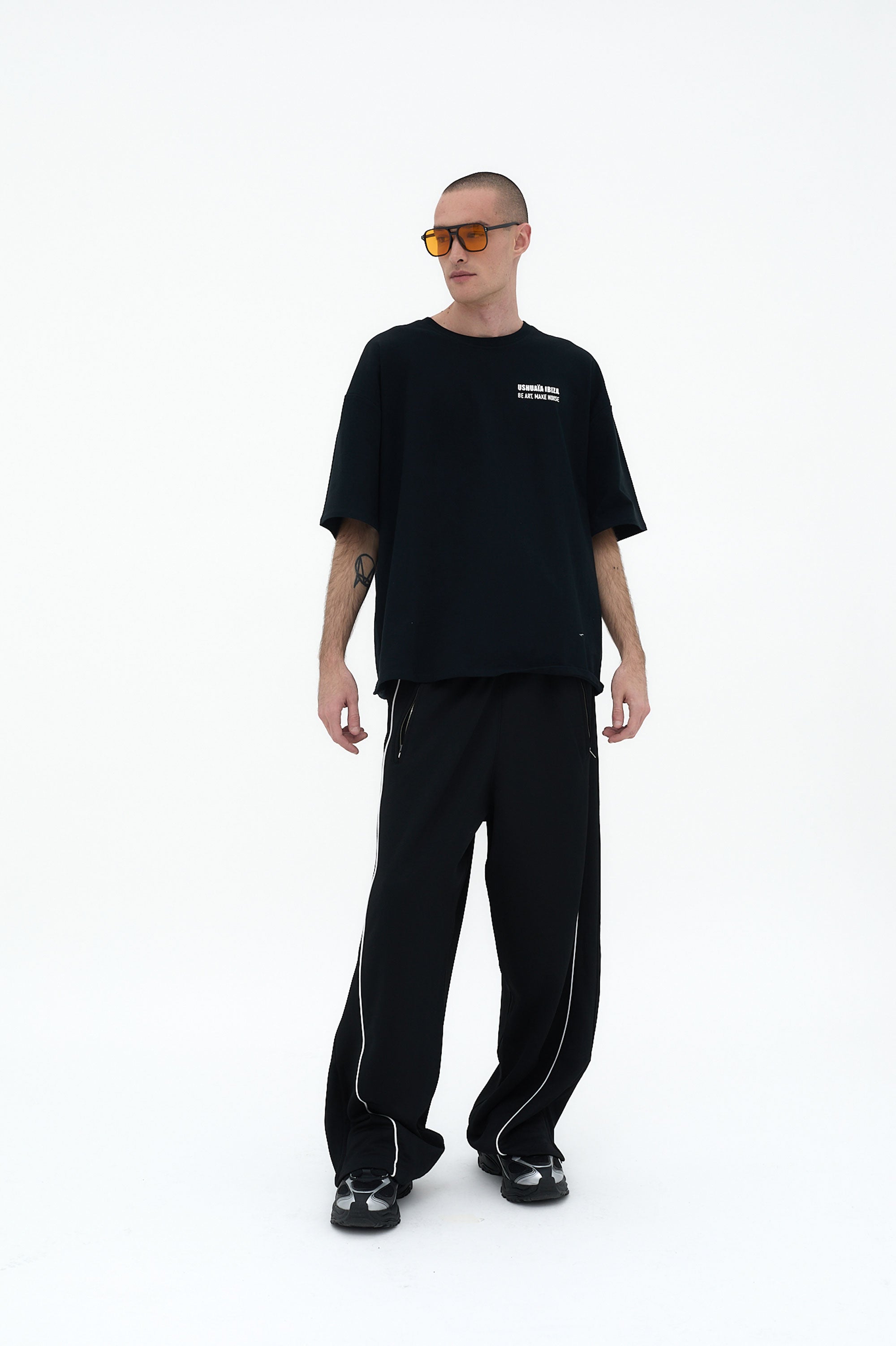 Camiseta negra super oversize Ushuaïa x Marcaccini con gráfico en la espalda