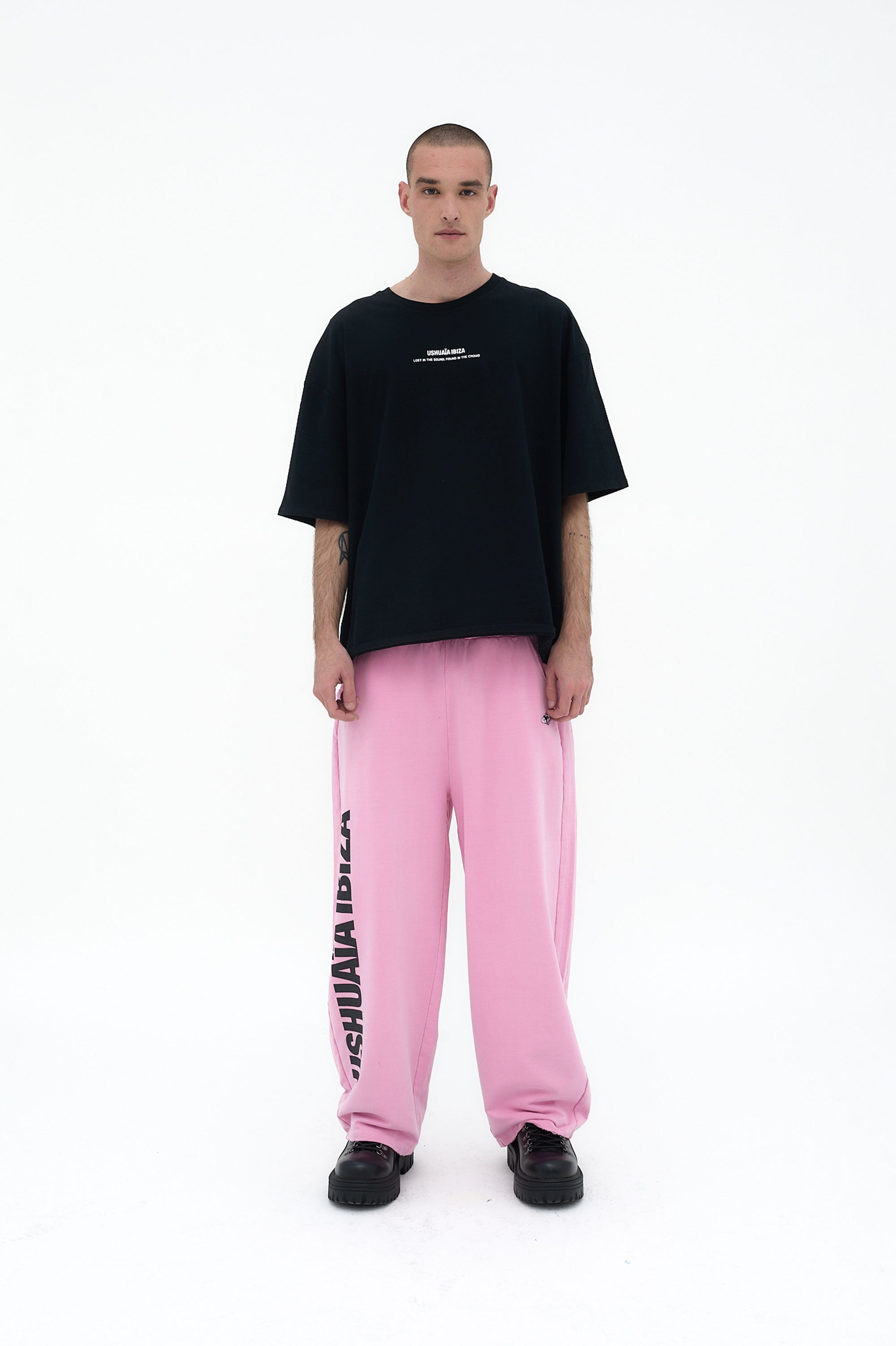 Camiseta negra super oversize Ushuaïa x Marcaccini con gráfico en la espalda