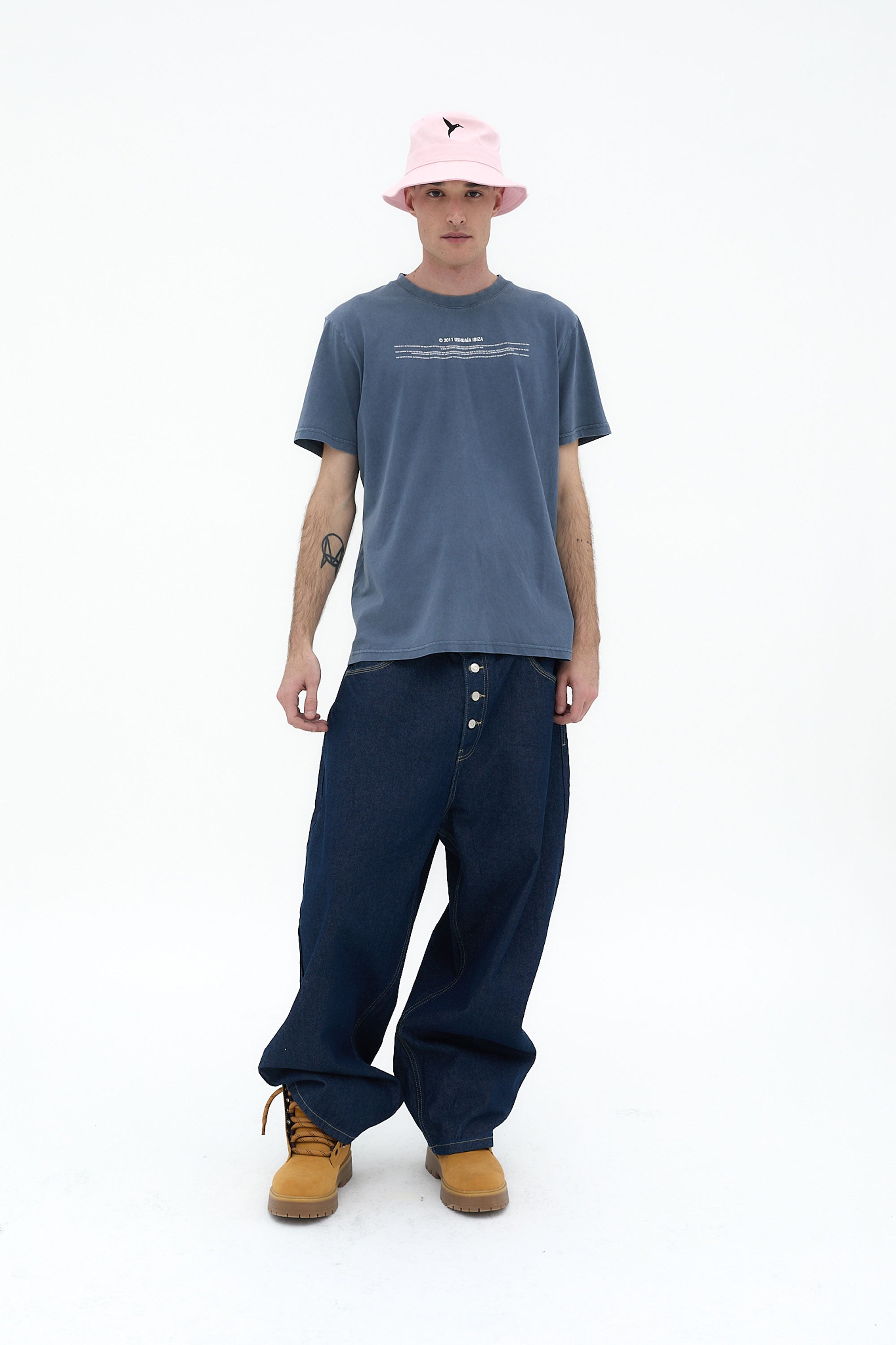 camiseta hombre algodón acid wash regular fit logo ushuaïa delantero y espalda