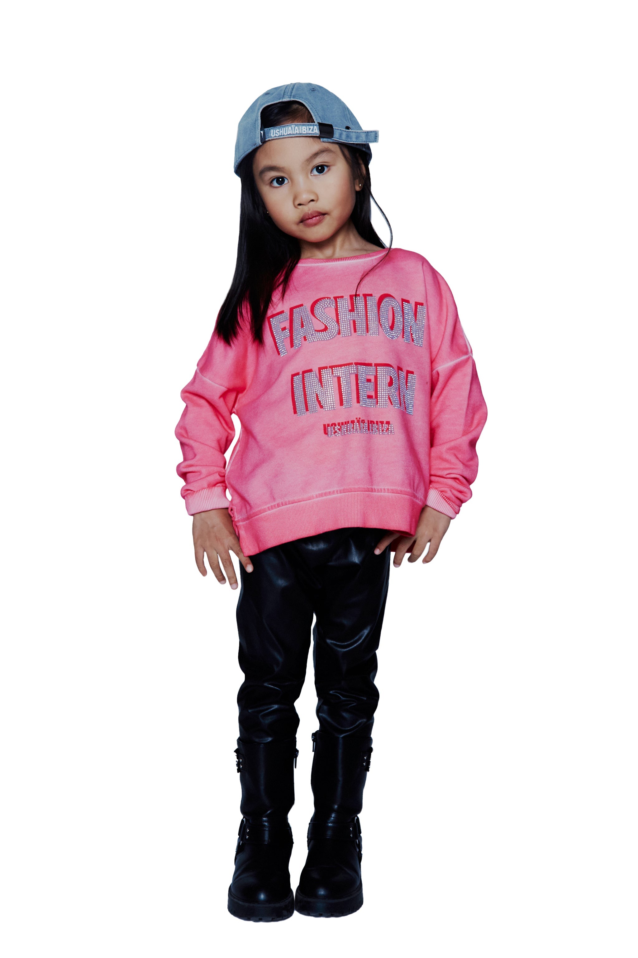 Cropped sweatshirt with round neck and long sleeves washed with oil dirty wash effect. Print detail with contrasting rhinestones combined on front and back. Side slits. Ribbed finishes.