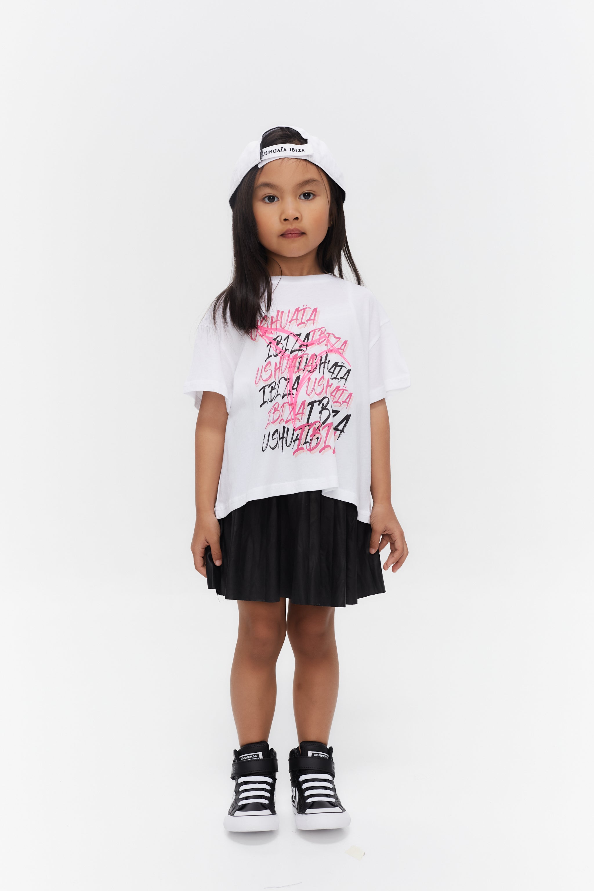 Cropped round neck and short sleeve t-shirt. Contrast combined print detail on the front.
COMPOSITION:
50% Cotton 50% Modal